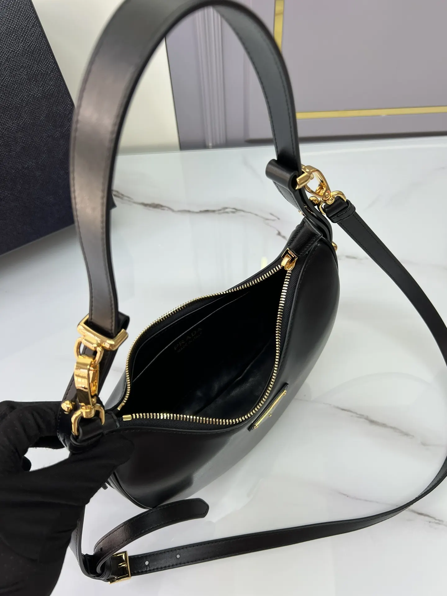 Prada 牛皮 羊皮 双肩背包 轻便实用