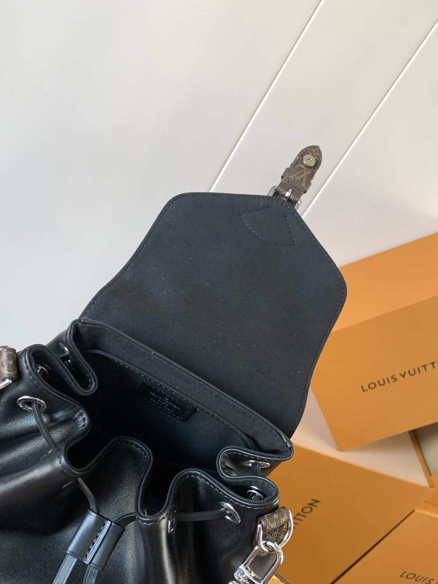 LV 羊皮 拉链前袋令小件物品稳妥随行 雙肩包 实用雙肩款