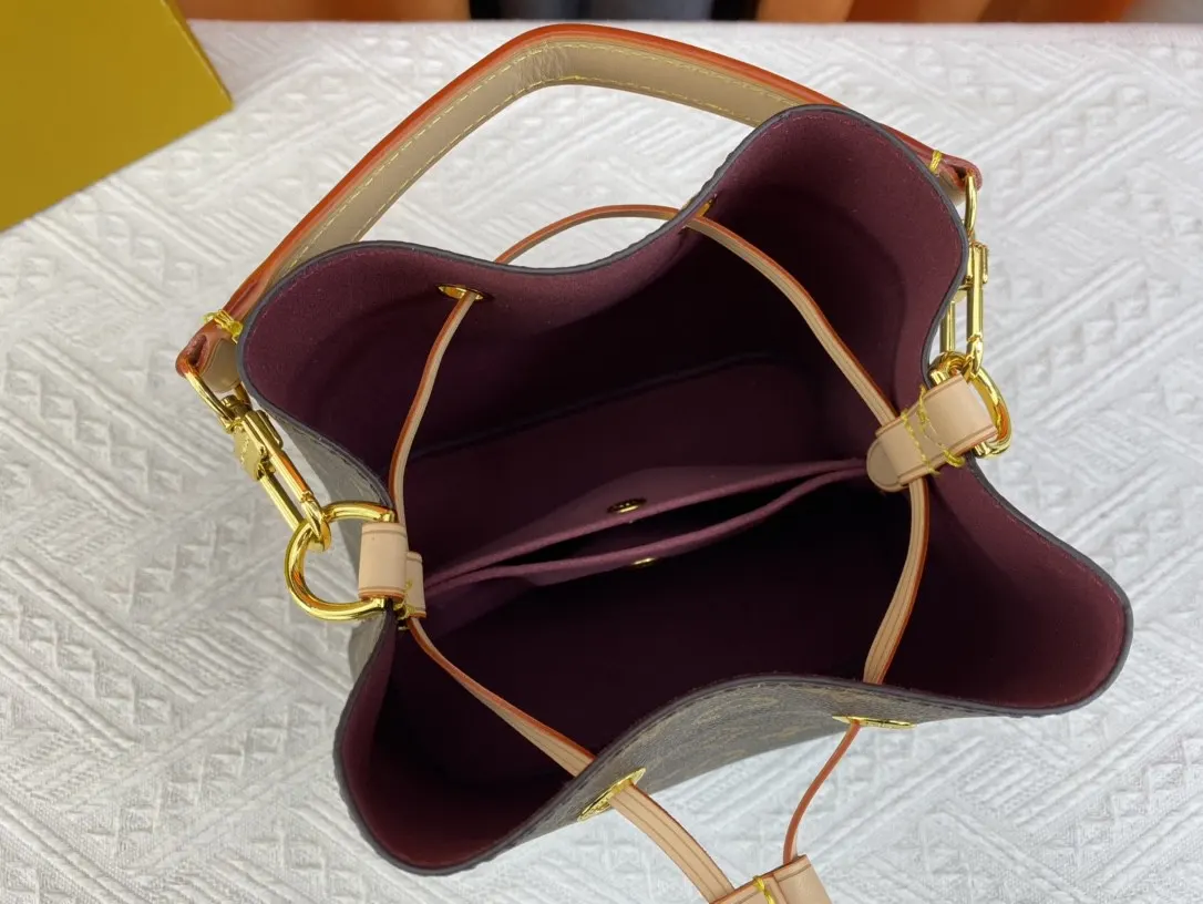 老花 帆布 可以携带钥匙 AirPod和等必需品的充足的收纳空间 水桶包 休闲水桶款