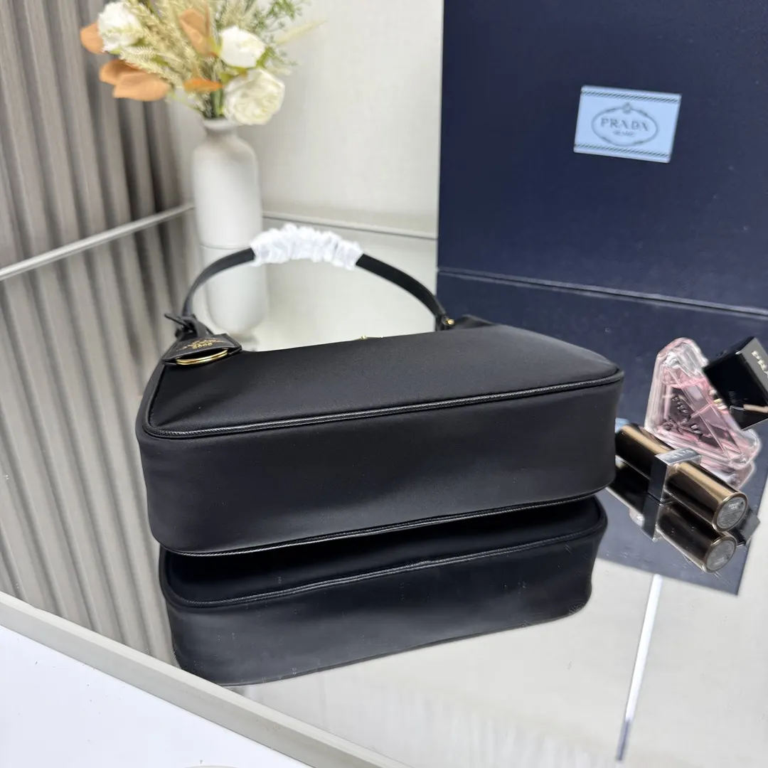 Prada Re-Nylon 皮革 Saffiano 十字紋 腋下包