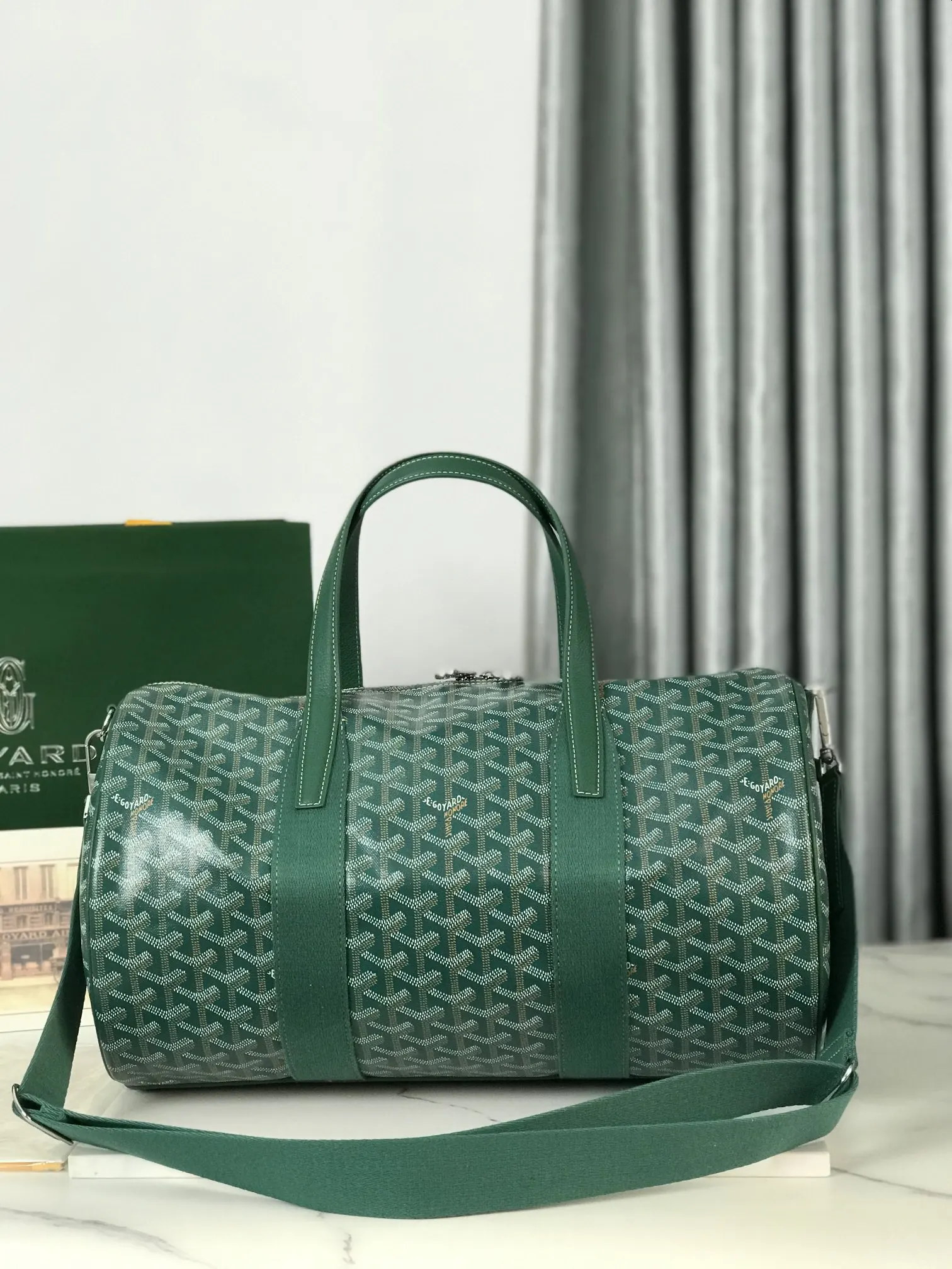 Goyard 侧边设有扣环 可以自行搭 中号背带进行肩背 旅行包 大容量旅行款