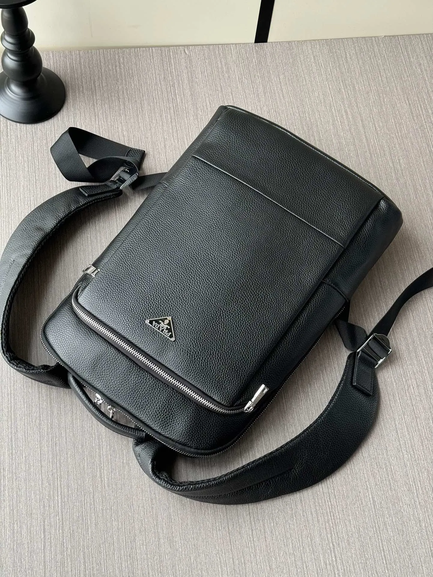 Prada 黑色 牛皮 Logo 双肩背包 轻便实用