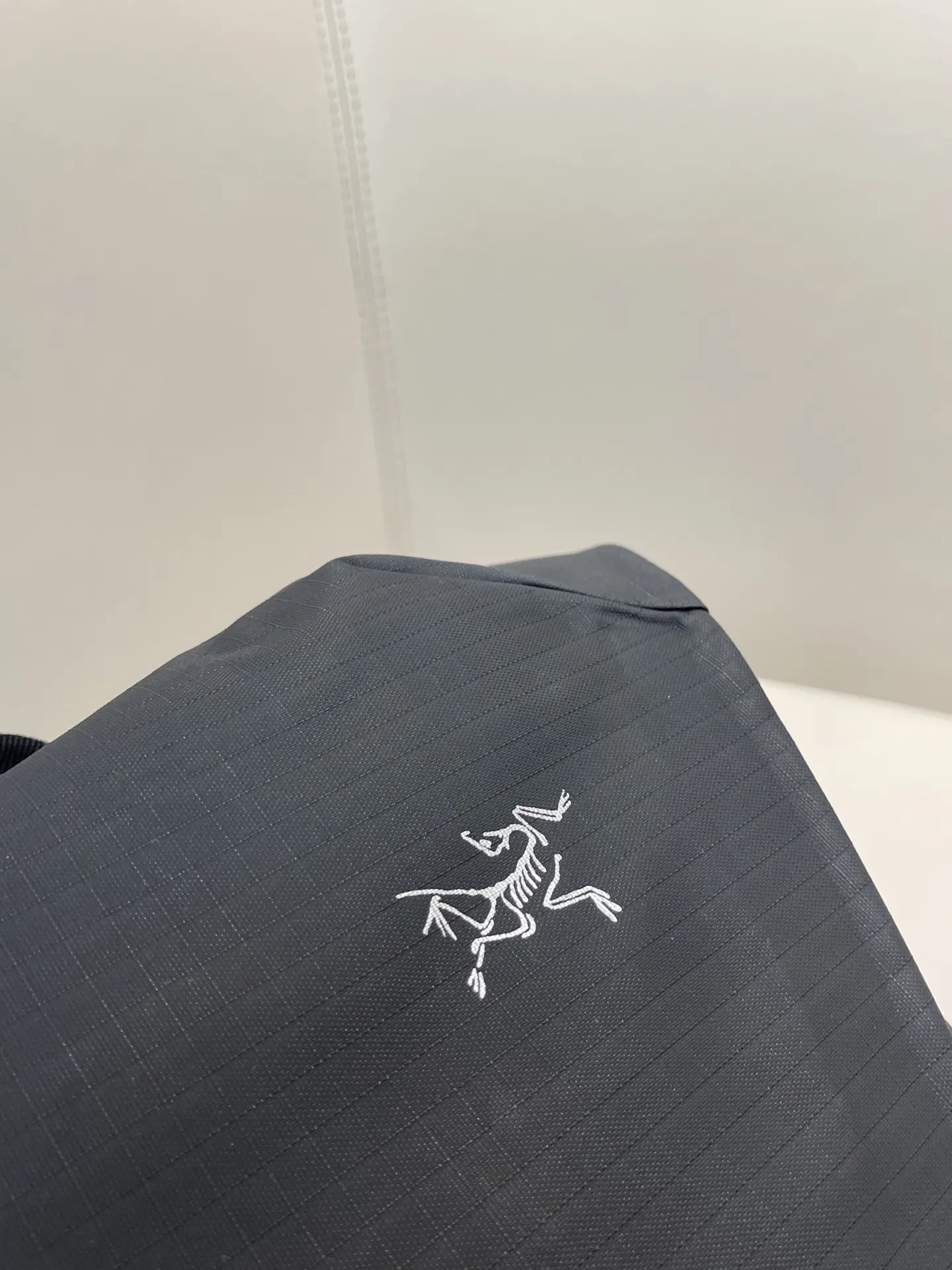 黑色 尼龍 非市面通货 越南老渠道 极致性价比 始祖鸟 斜背包 輕便斜挎款