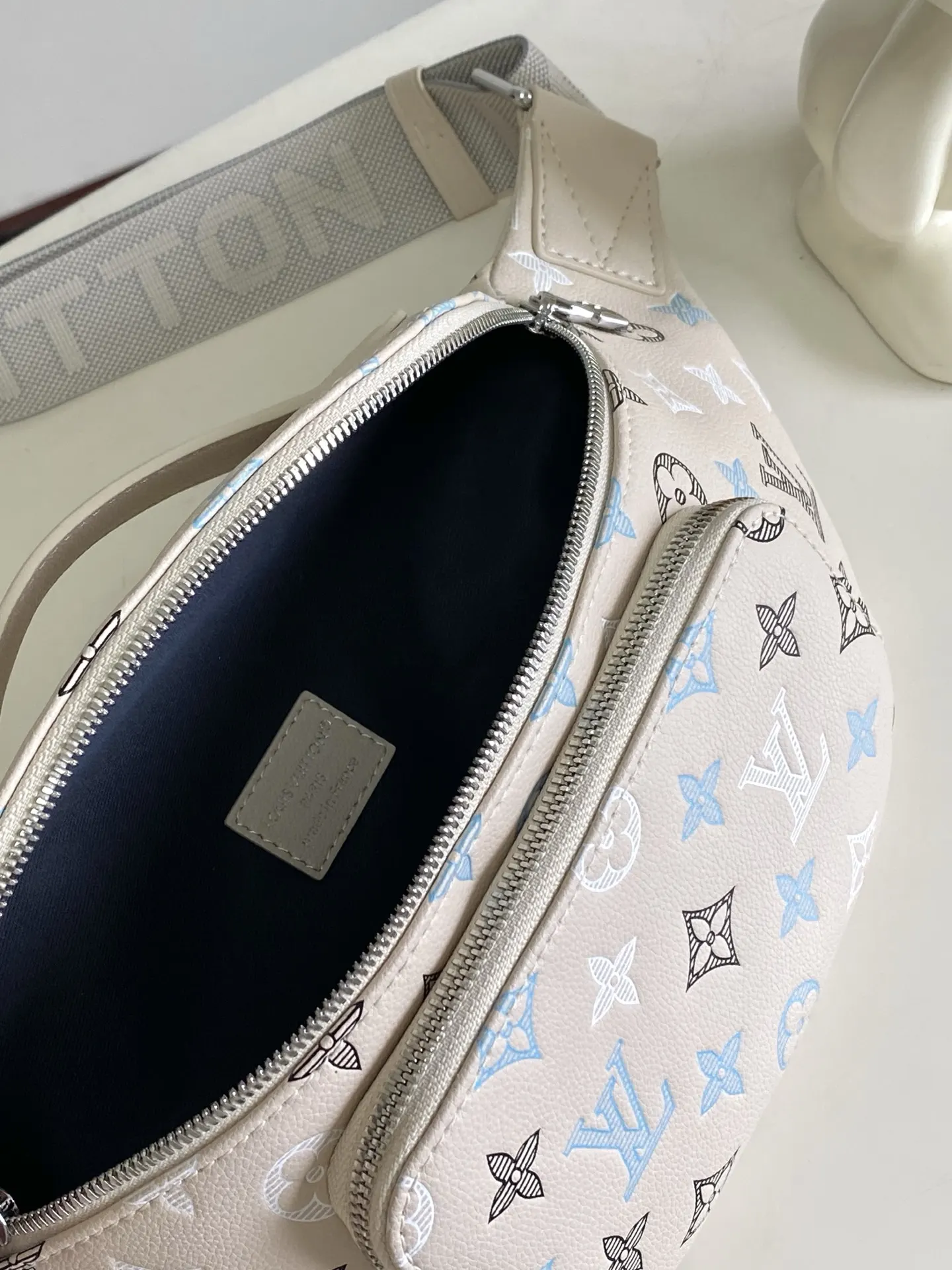 LV 牛皮 束带拥有细腻织纹和撞色标识 方便系在腰部 肩背或斜挎 腰包 休閒腰包款(數字9) LV 牛皮 束带拥有细腻织纹和撞色标识 方便系在腰部 肩背或斜挎 腰包 休閒腰包款(數字9)