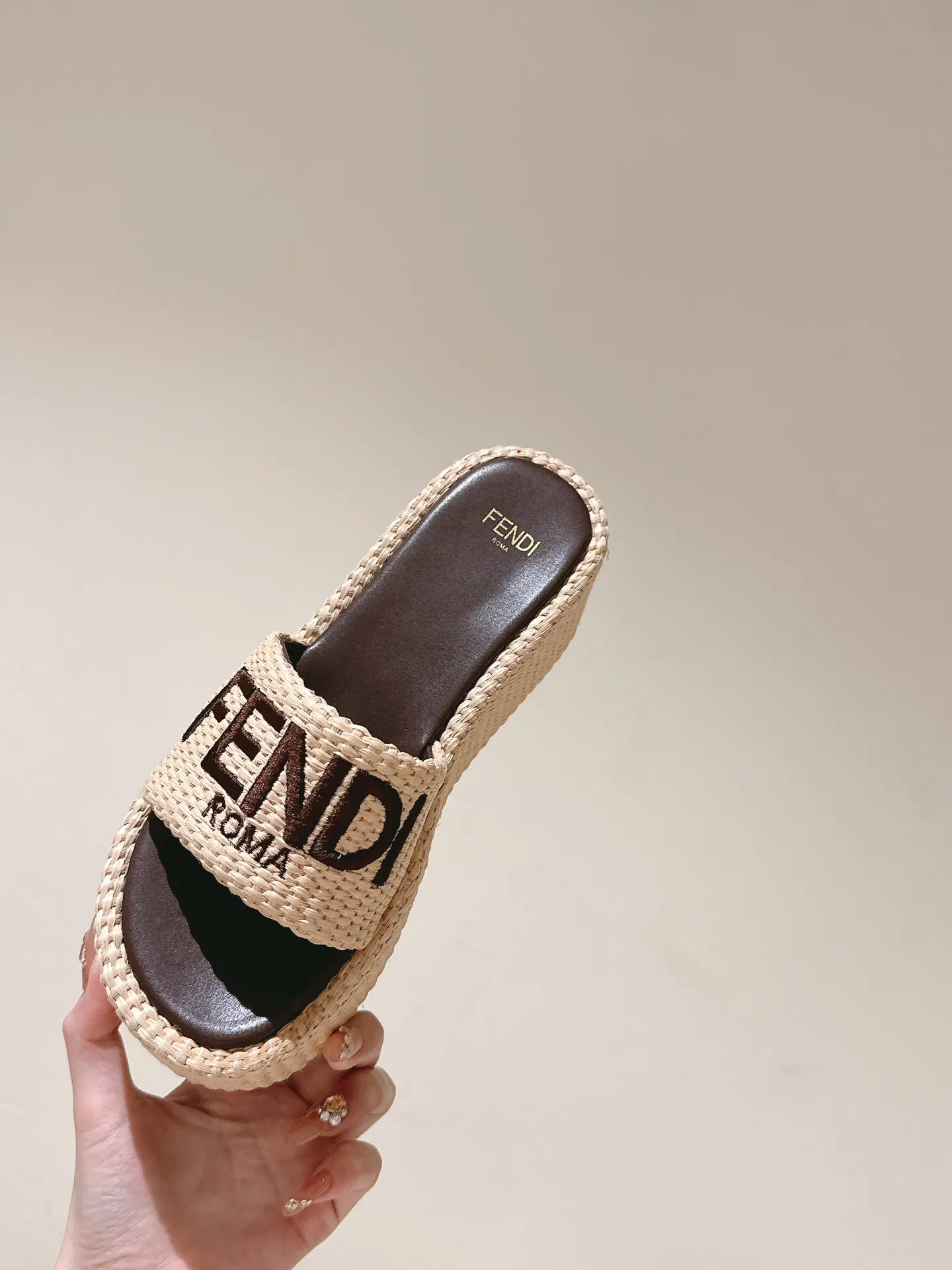 Fendi 厚底 拖鞋 轻便舒適款(數字9) Fendi 厚底 拖鞋 轻便舒適款(數字9)