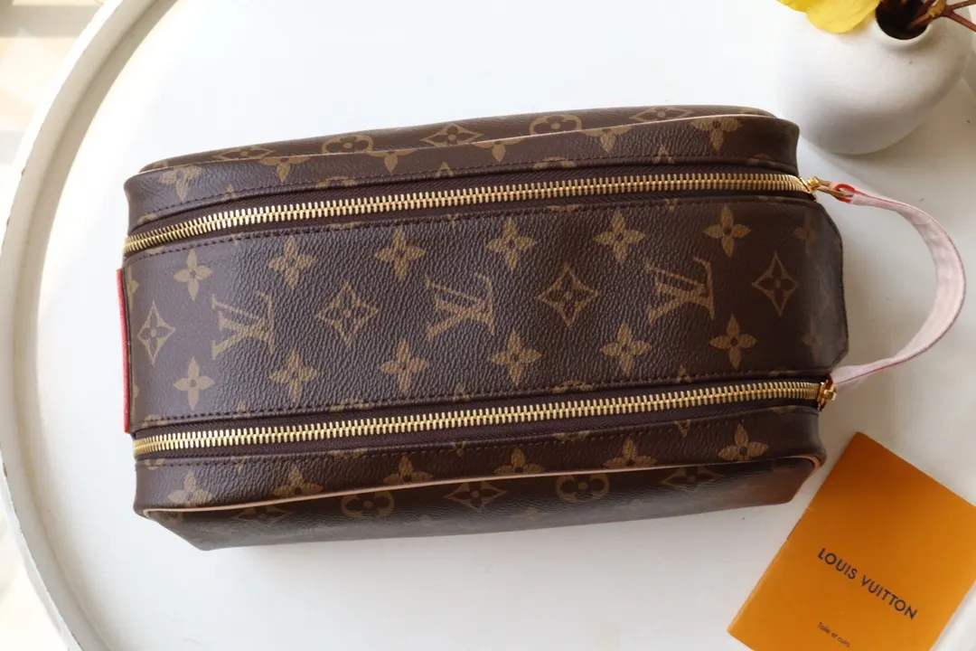 LV 老花 牛皮 皮质宽手柄可舒适提携 亦可置于挂钩上 实乃不可或缺的 化妆包 便携收纳款