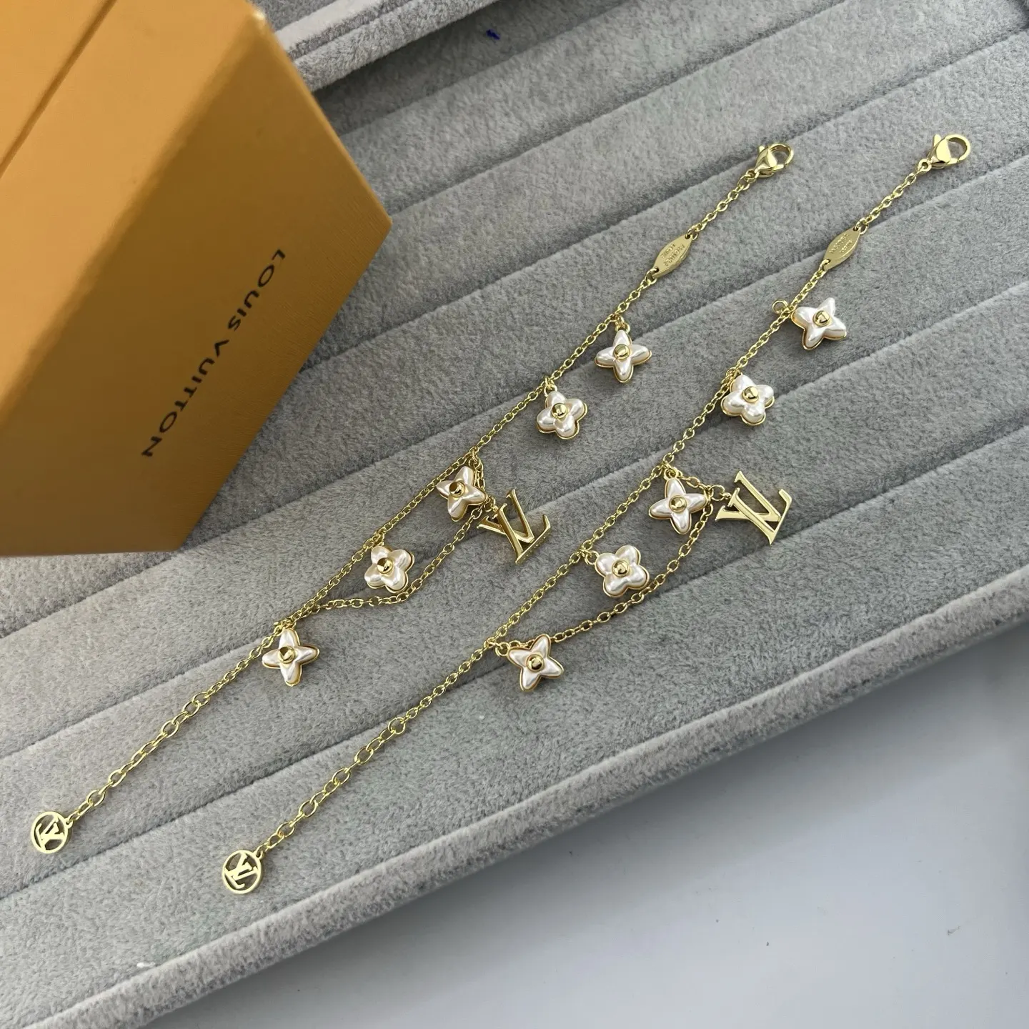 LV 金色 珍珠 字母 四叶草 手链 日常叠戴款