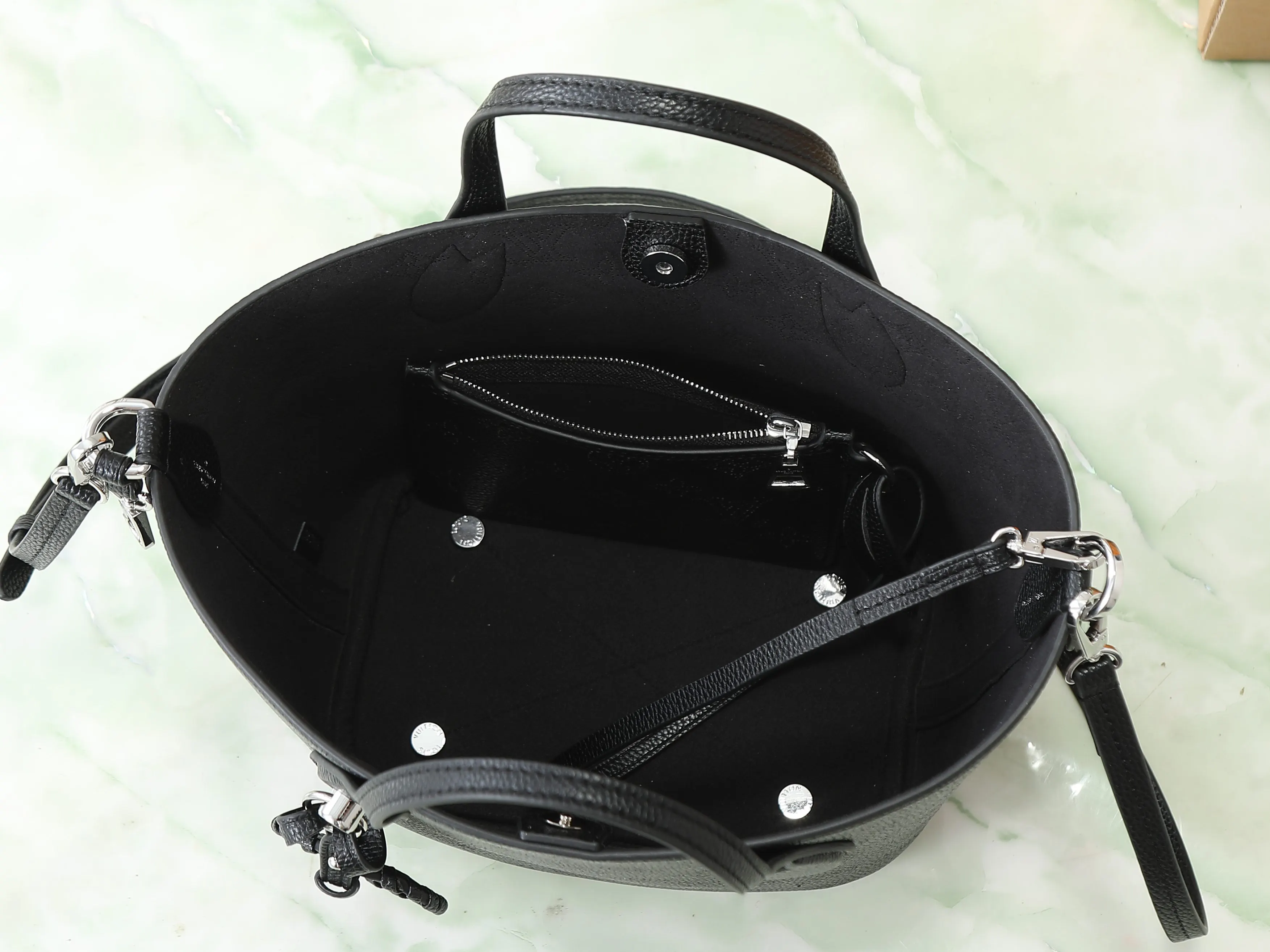 LV black, tote bag, large-capacity commuter model Image 8 LV black, tote bag, large-capacity commuter model Image 8