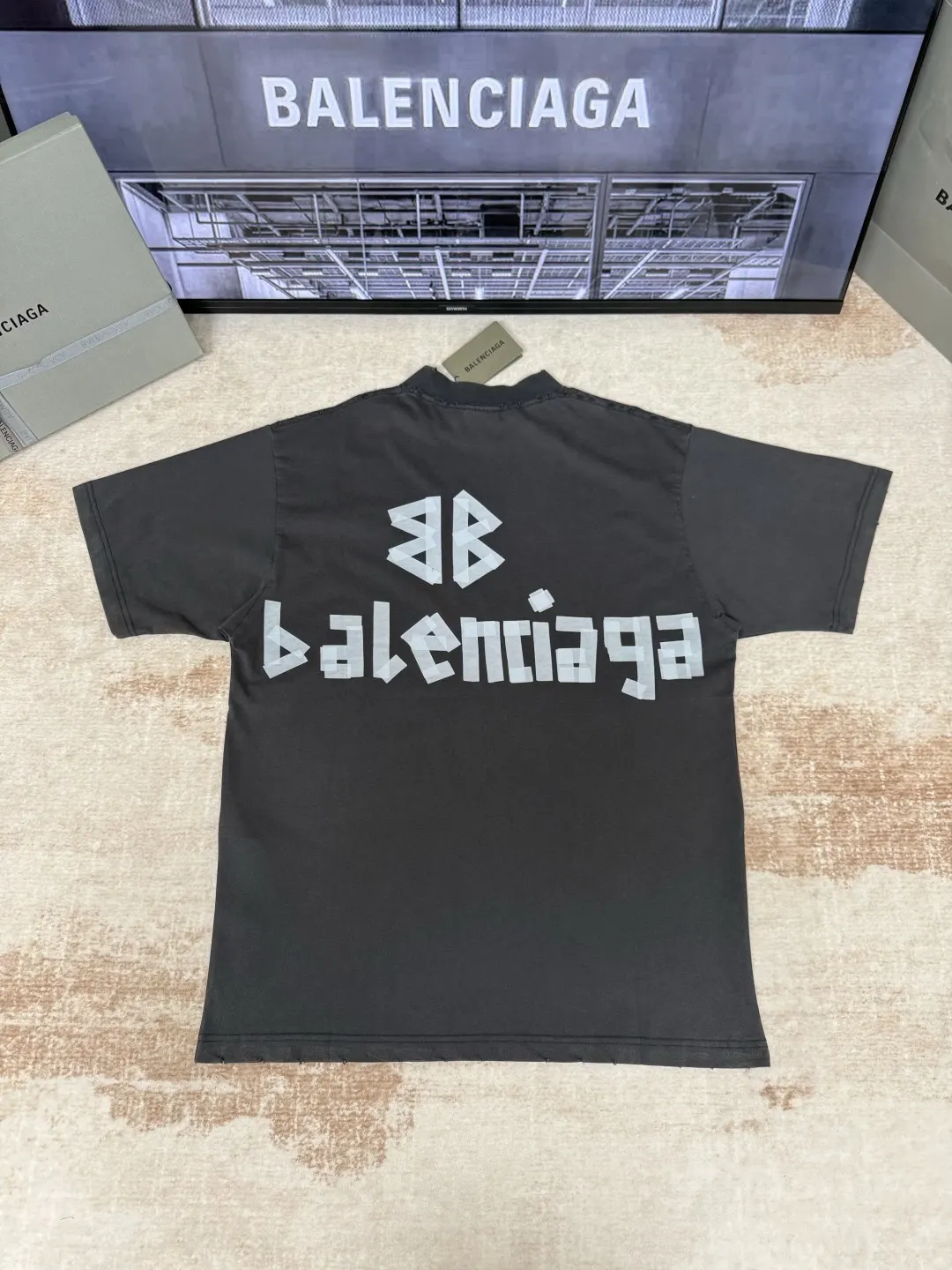 Balenciaga 灰色 Logo 短袖T恤(數字2) Balenciaga 灰色 Logo 短袖T恤(數字2)