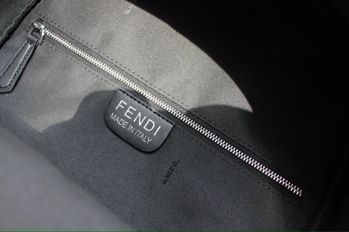 Fendi 黑色 尼龍 厂价 芬迪 雙肩包 实用雙肩款