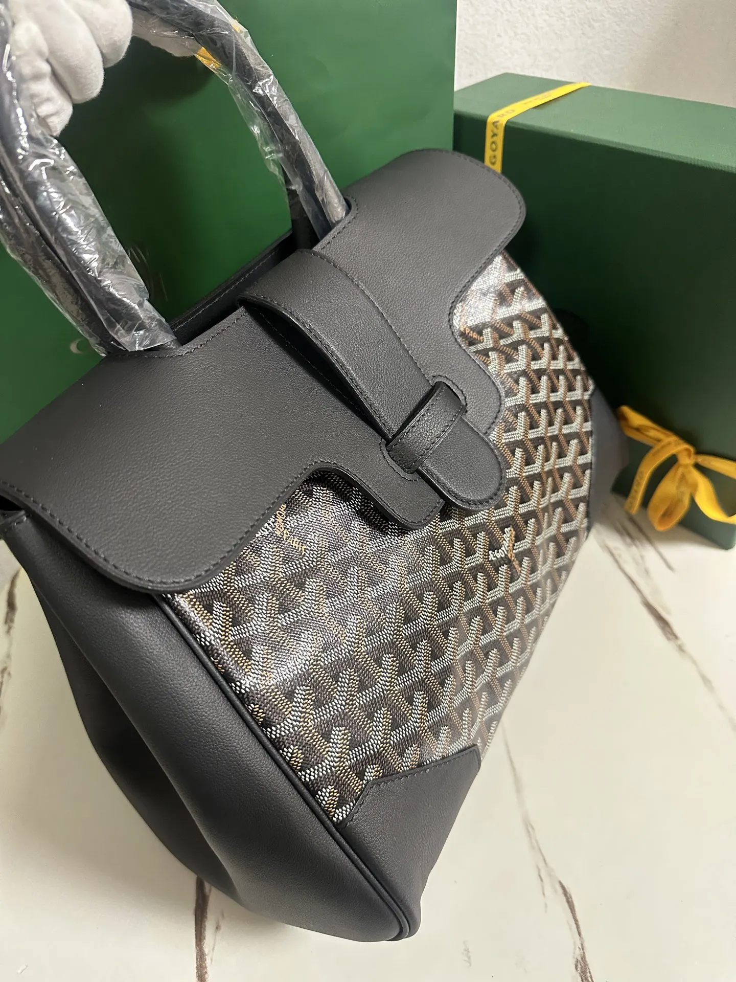 Goyard 小牛皮 无论包是打开还是合上 在内还是在外 它都能与女性生活 托特包 大容量托特款
