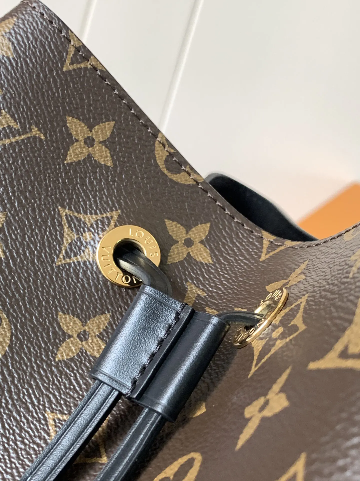 LV 牛皮 Mo涂层帆布一光滑牛皮饰边一超细纤维内 水桶包 休閒水桶款