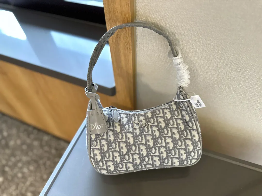 Prada 牛仔 洋气单品牛仔腋下包 系列将是 復古腋下背款