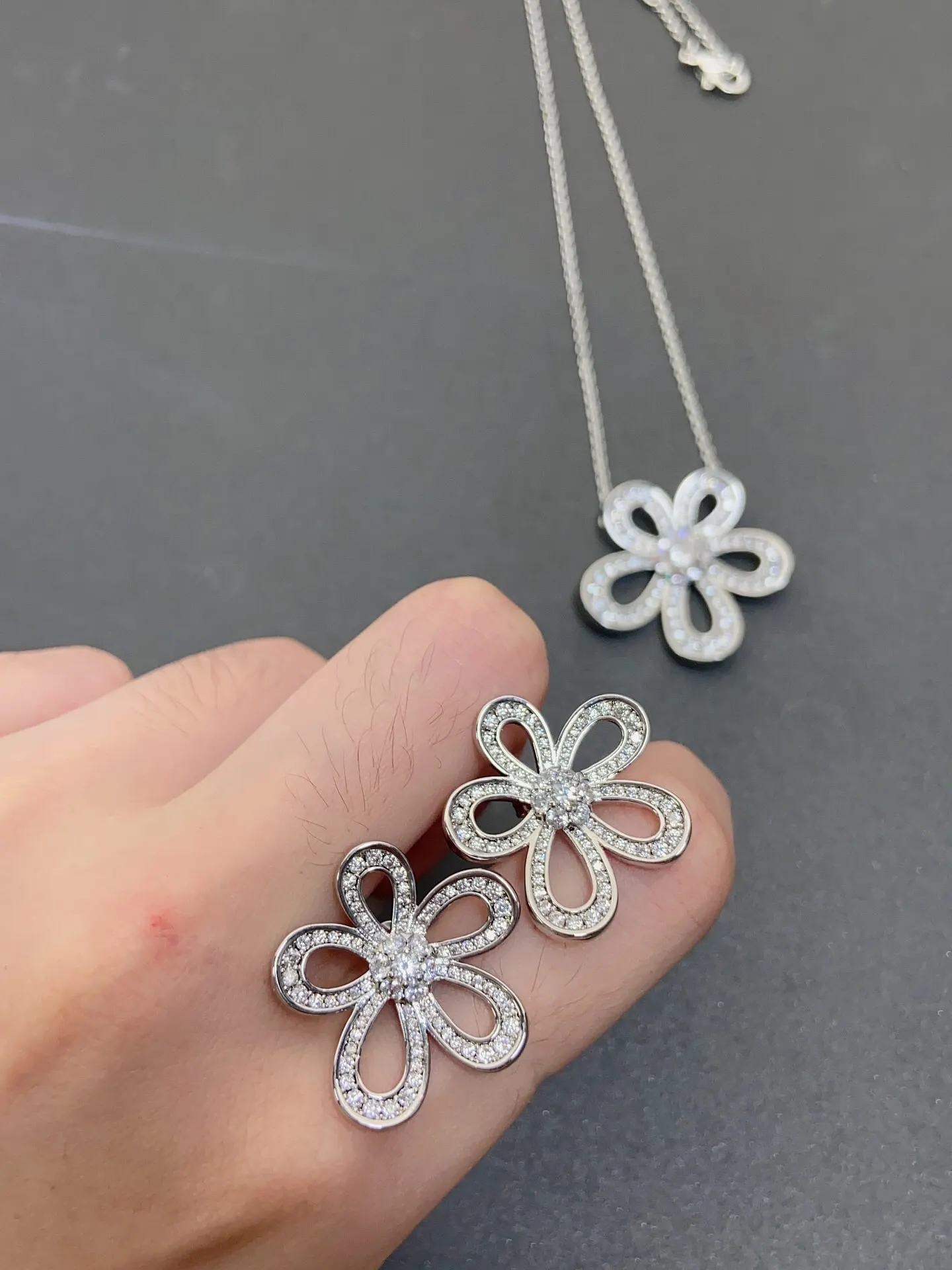 Van Cleef 耳钉 小巧点缀款