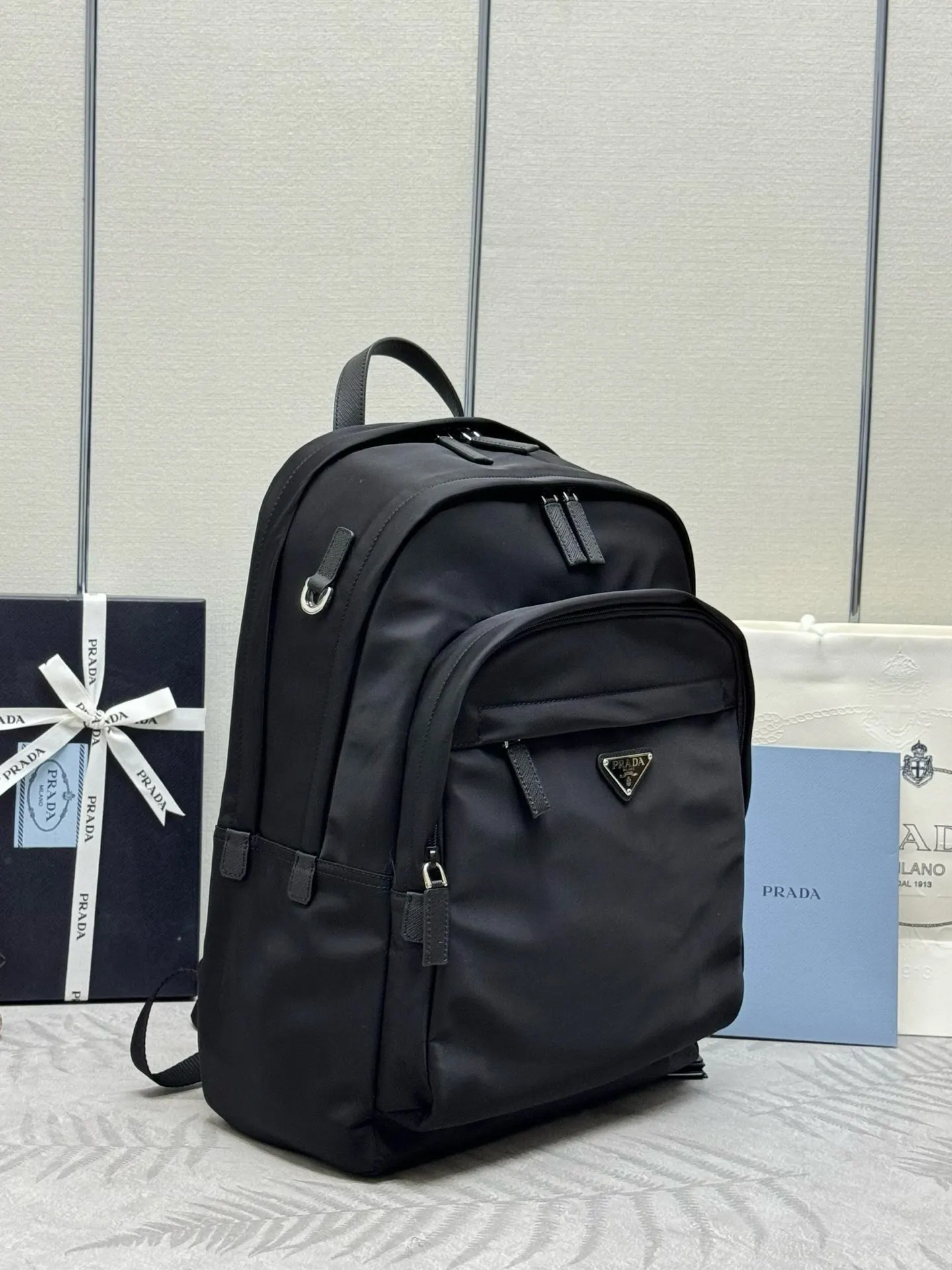 PRADA 2VZ048 Re-Nylon尼龙 Saffiano十字纹牛皮 双肩背包 轻便实用款
