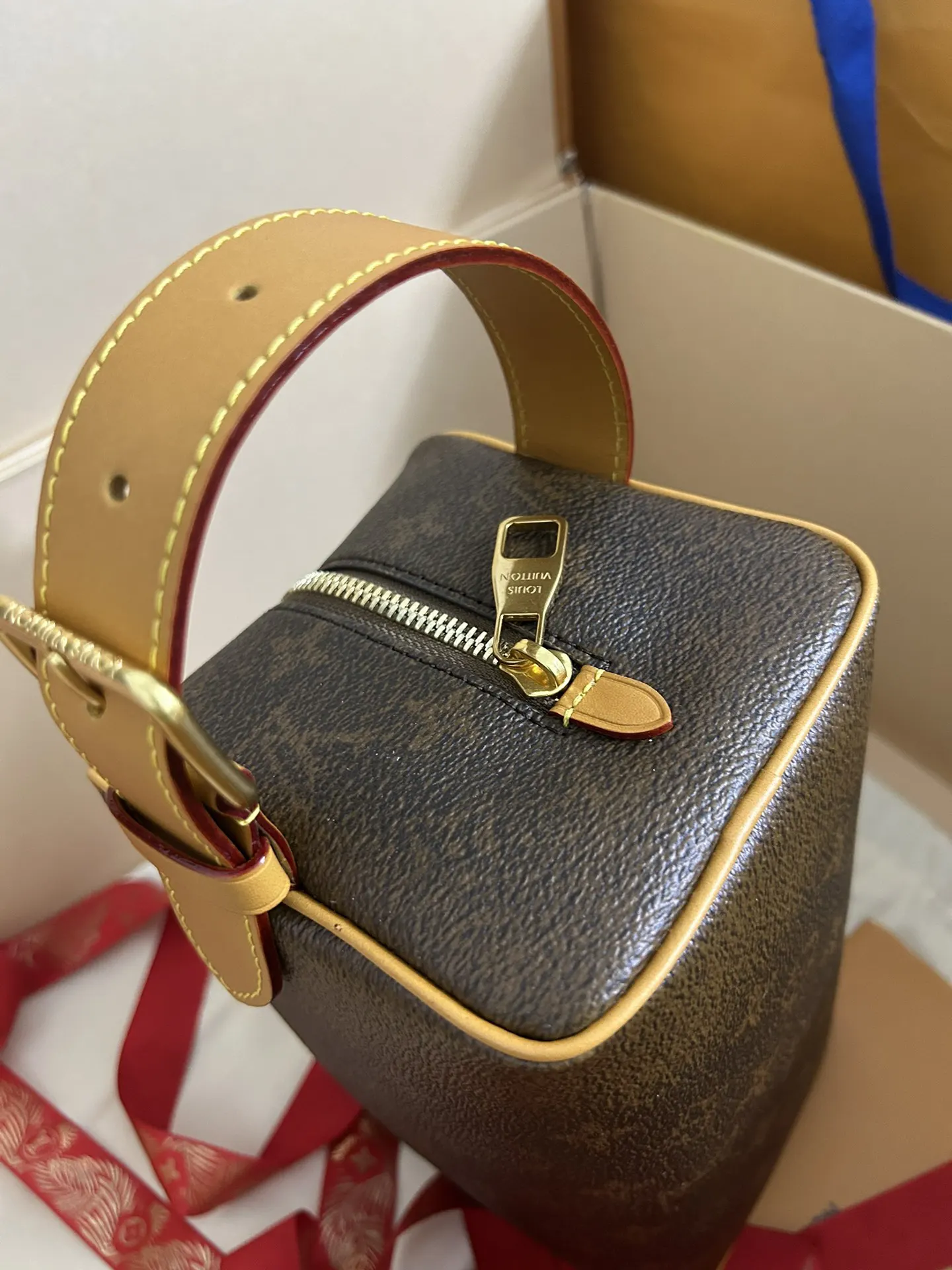 LV 牛皮 化妝包 便携收納款