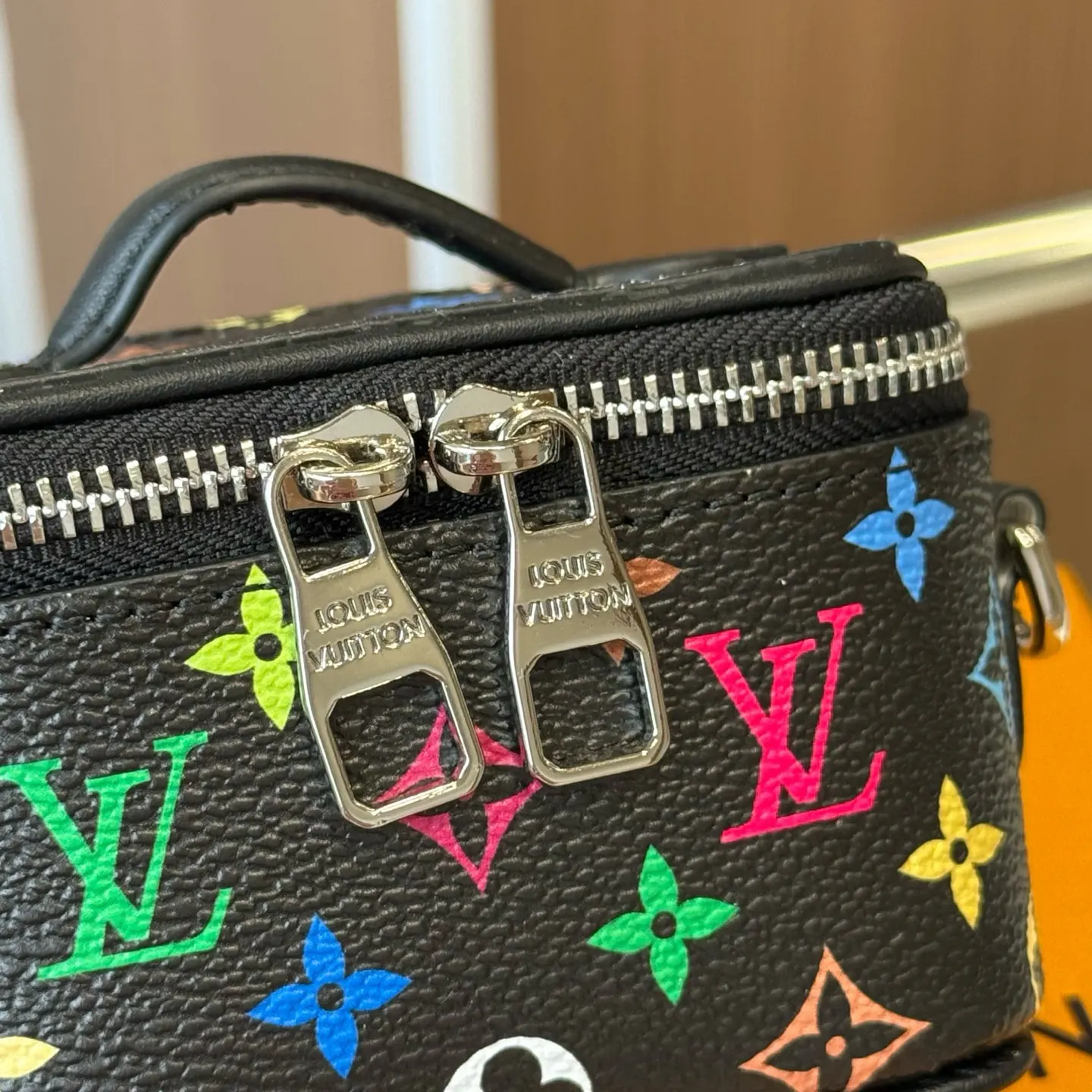 LV 帆布 色 供应 迷你microvanity 鏈條包 精致鏈條款