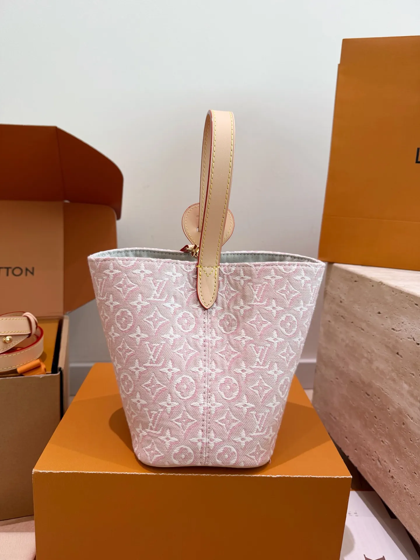 LV 牛皮 浅色帆布轻微防水 日常通勤或休閒都很適合 斜背包 輕便斜挎款