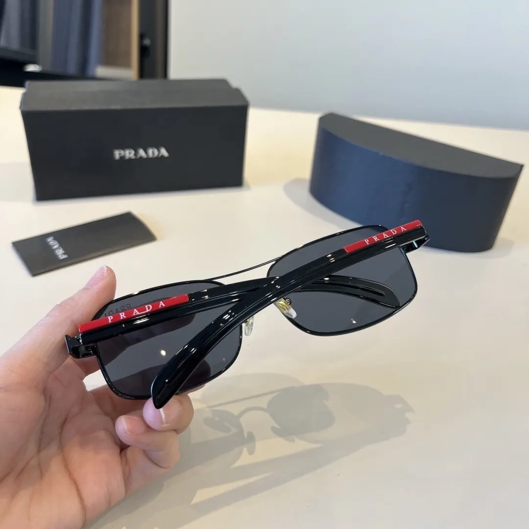 PRADA 太阳眼镜 时尚遮阳款