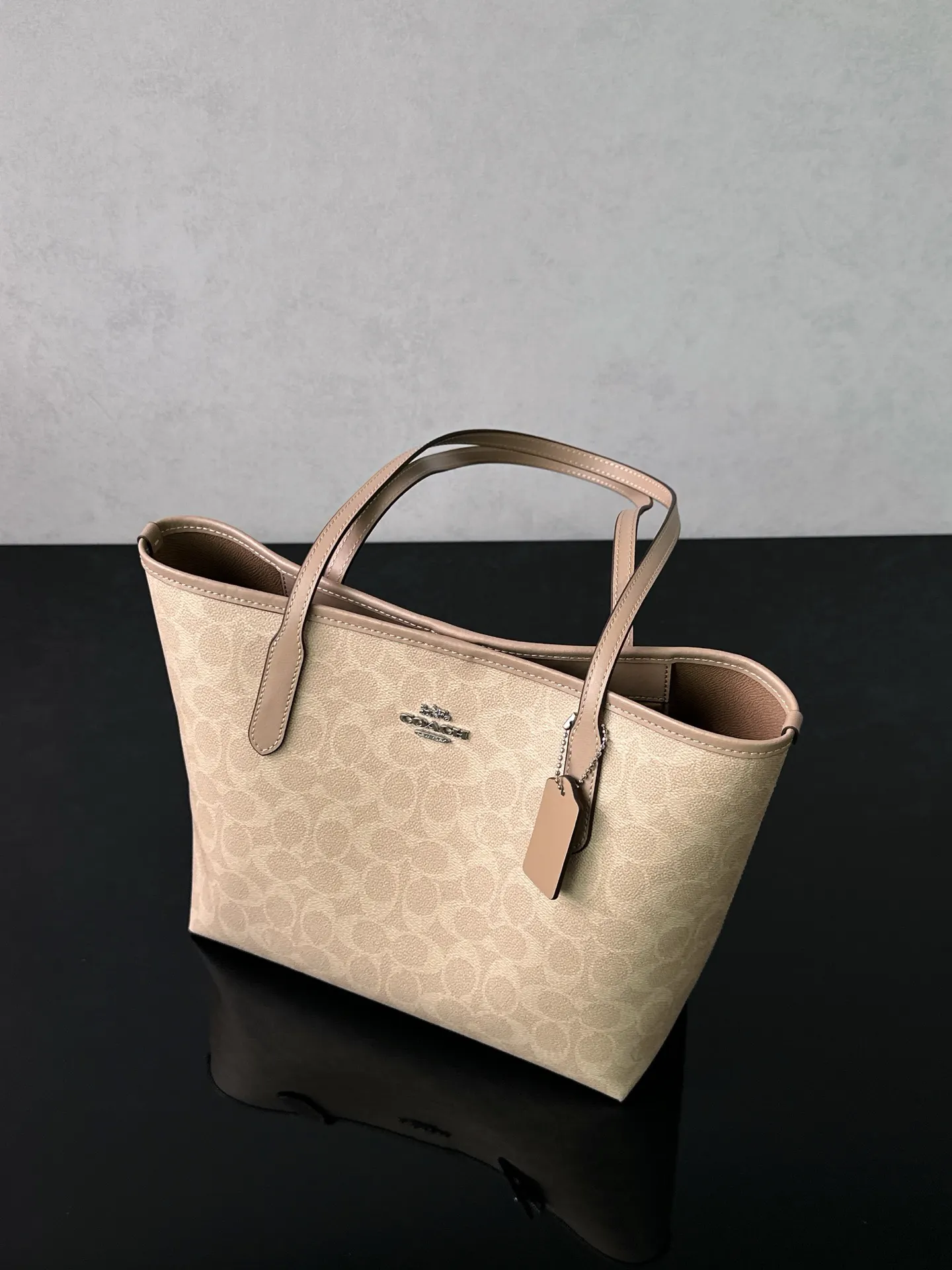 Coach 老花 卡其 經典老花涂层PVC材质 耐磨抗造 日常摩擦 轻微淋溅 托特包 大容量托特款