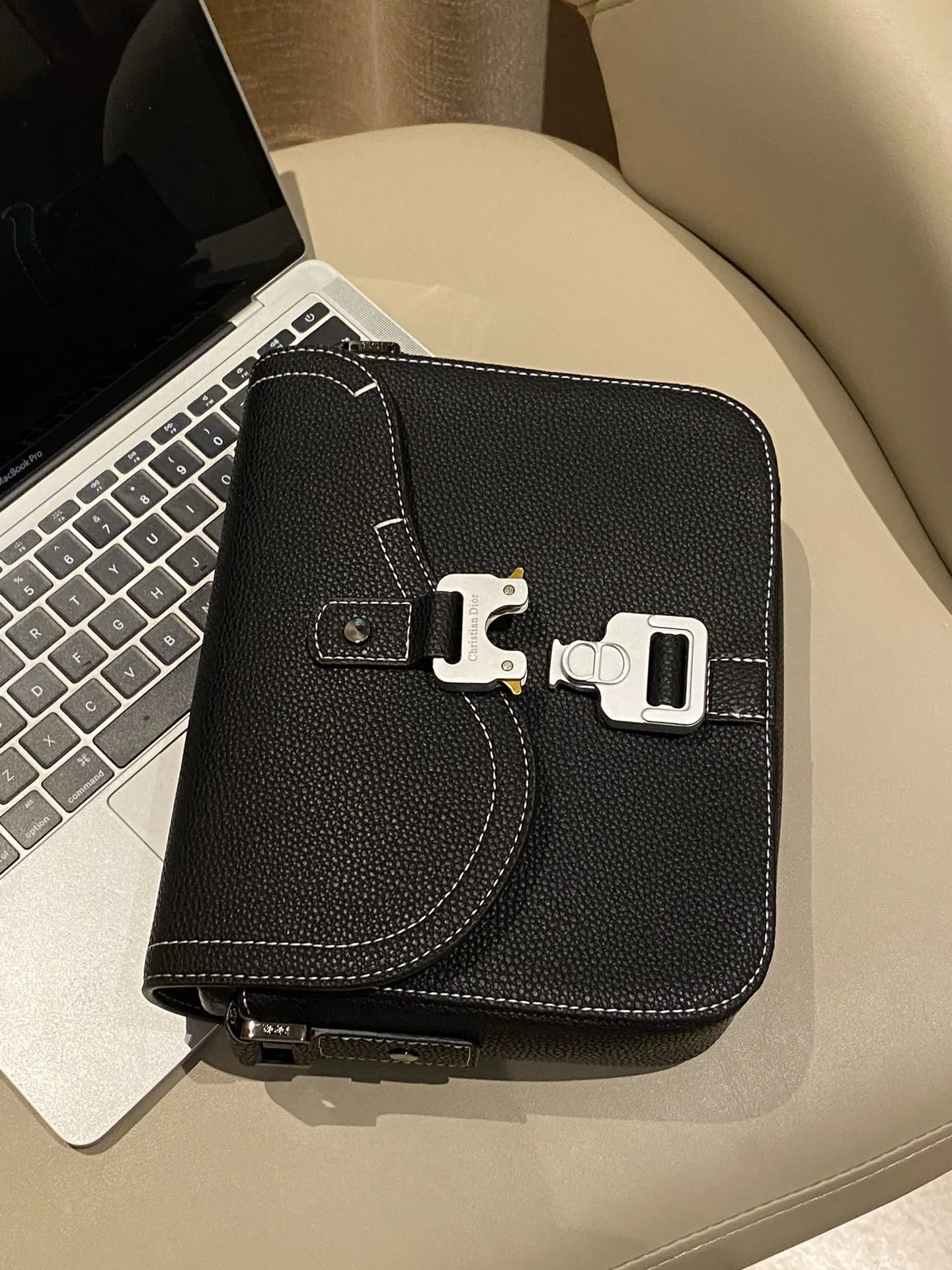 Dior Lady Dior 黑色皮革翻盖斜挎包 银扣通勤