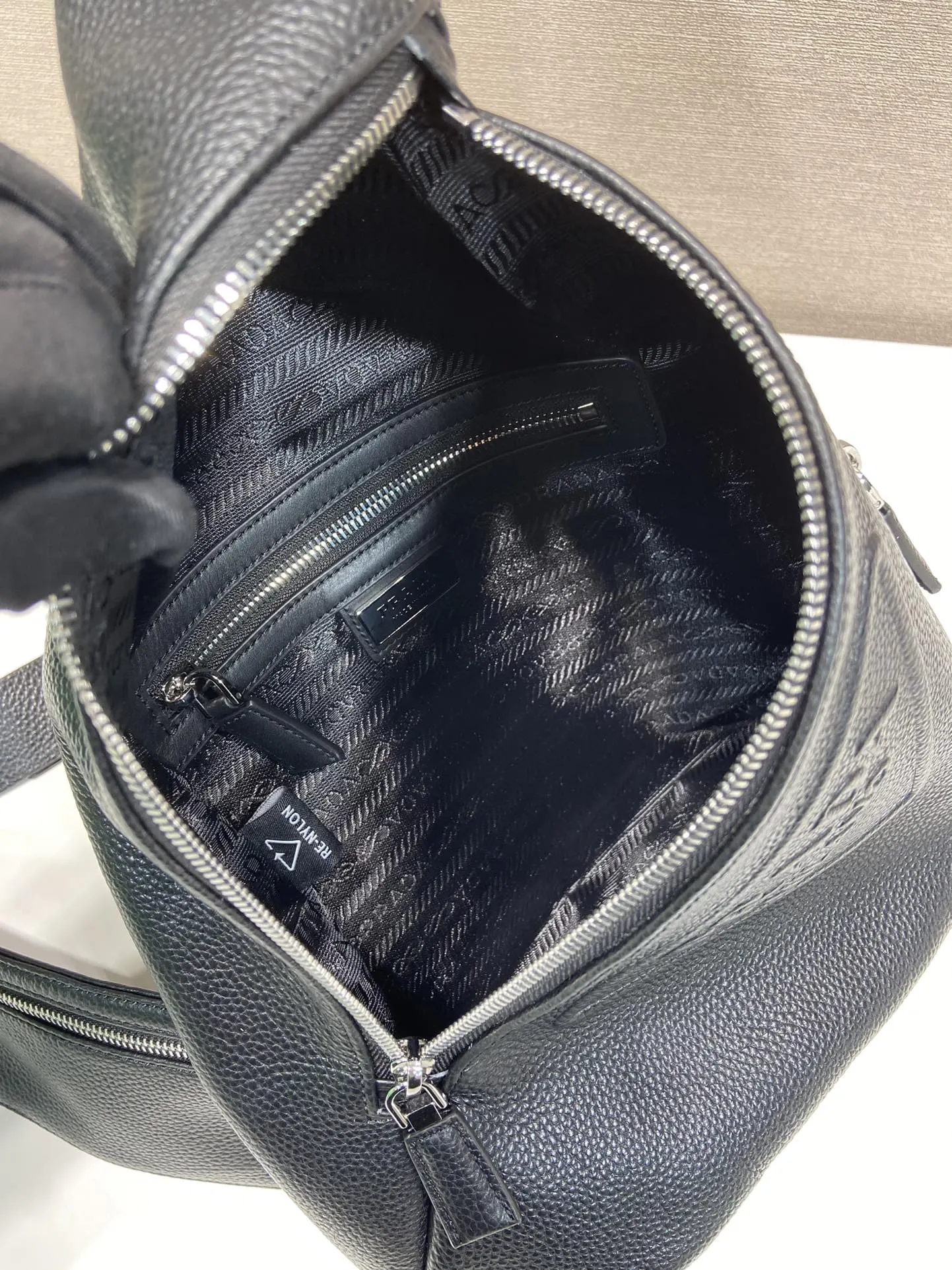 Prada 尼龙 鹿皮 牛皮 双肩背包 轻便实用