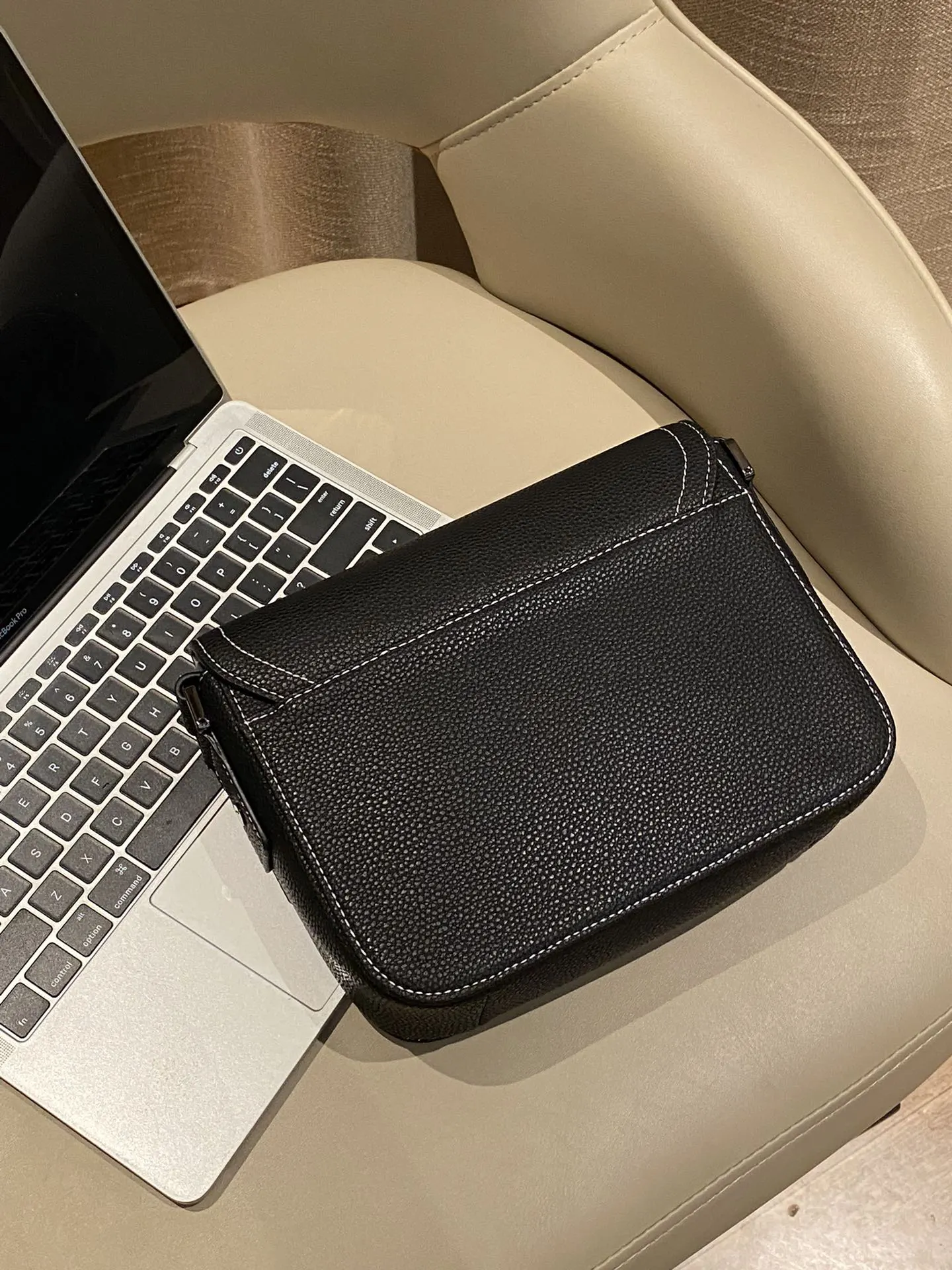 Dior Lady Dior 黑色皮革翻盖斜挎包 银扣通勤