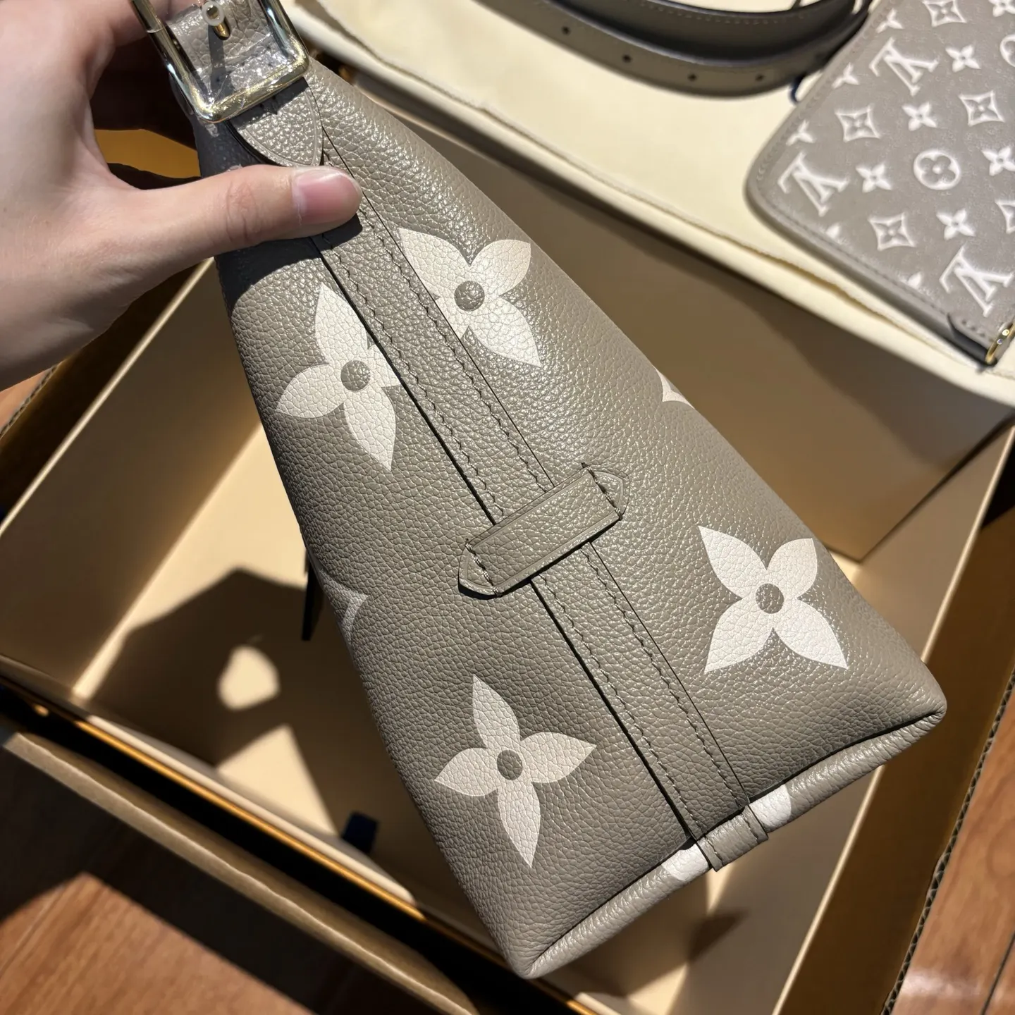 客户定制的渠道尾单货 多做的數量 放出来给到大家 好 水桶包 休閒水桶款