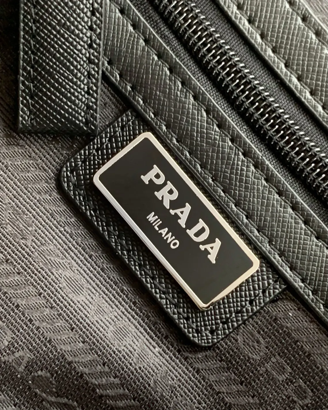 Prada 2VQ002 皮革 斜背包