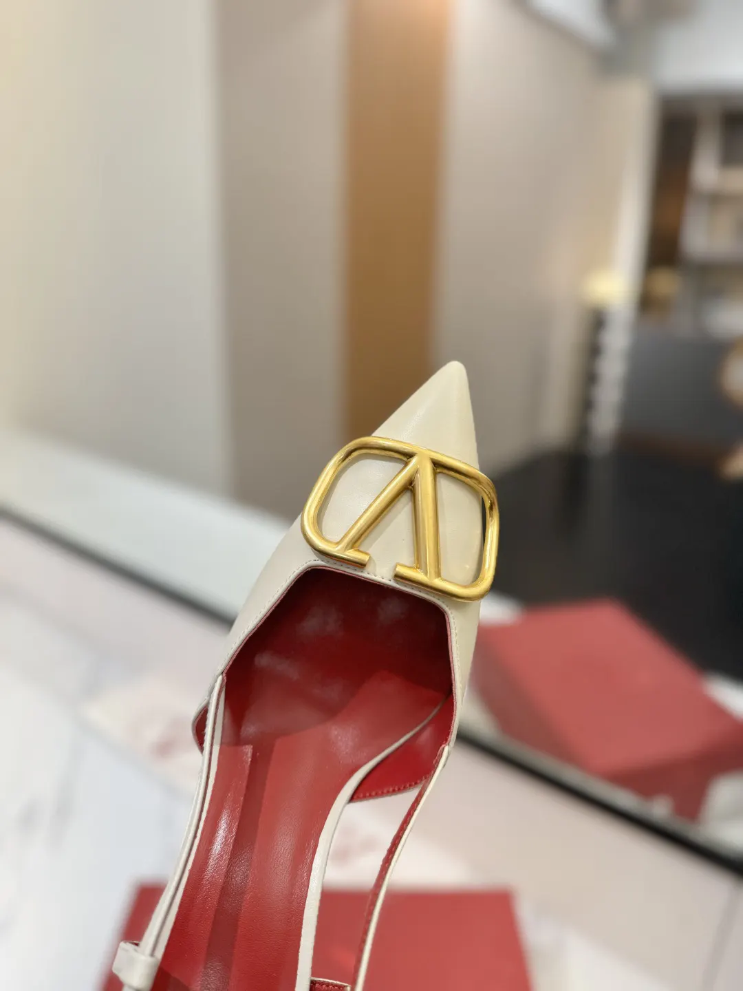 Valentino 金色 拖鞋 轻便舒適款(數字6) Valentino 金色 拖鞋 轻便舒適款(數字6)