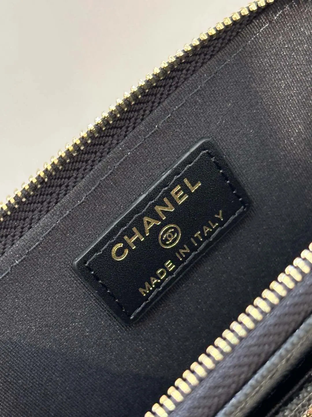 CHANEL 黑色牛皮链条包 侧面细节款