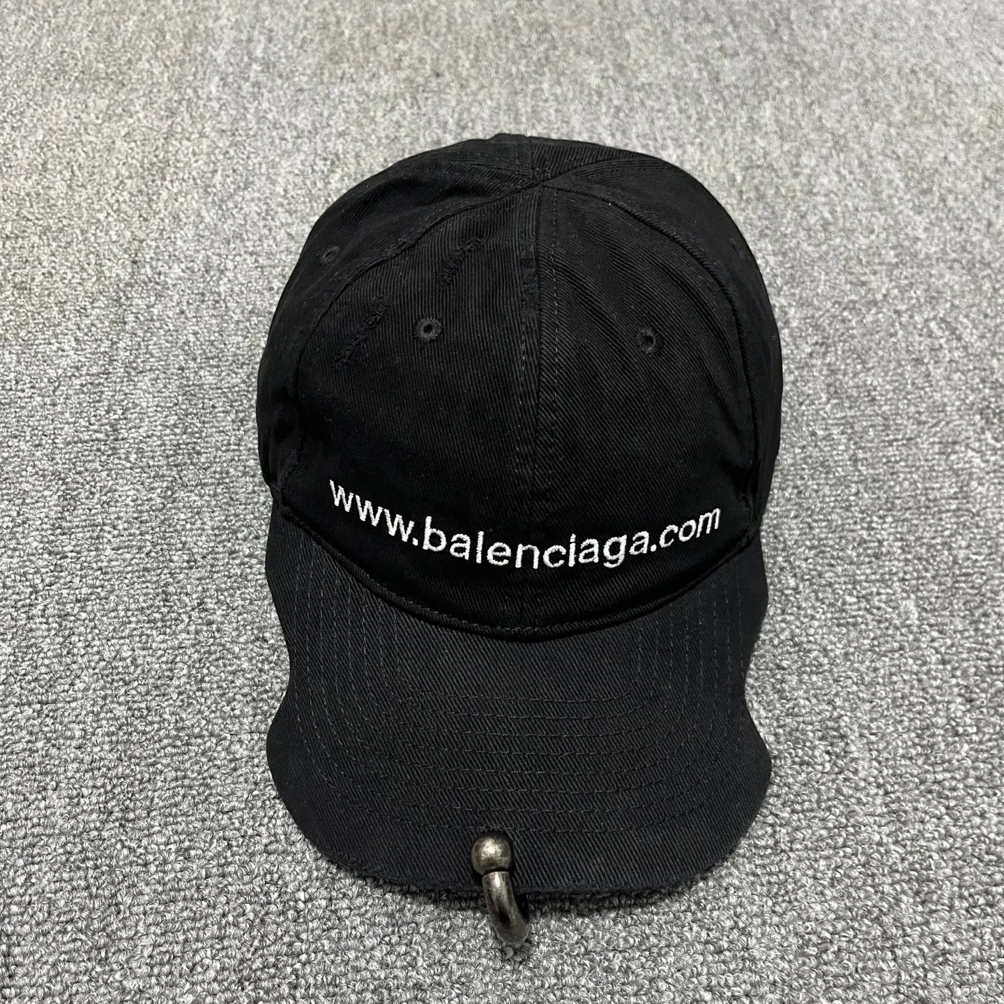 Balenciaga 棒球帽 精致搭配