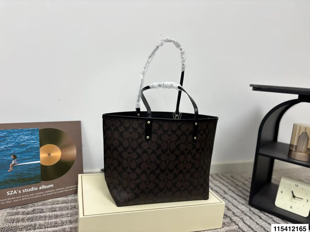 Coach 购物袋 今 很火的托特 手感细腻 手工 托特包 大容量托特款