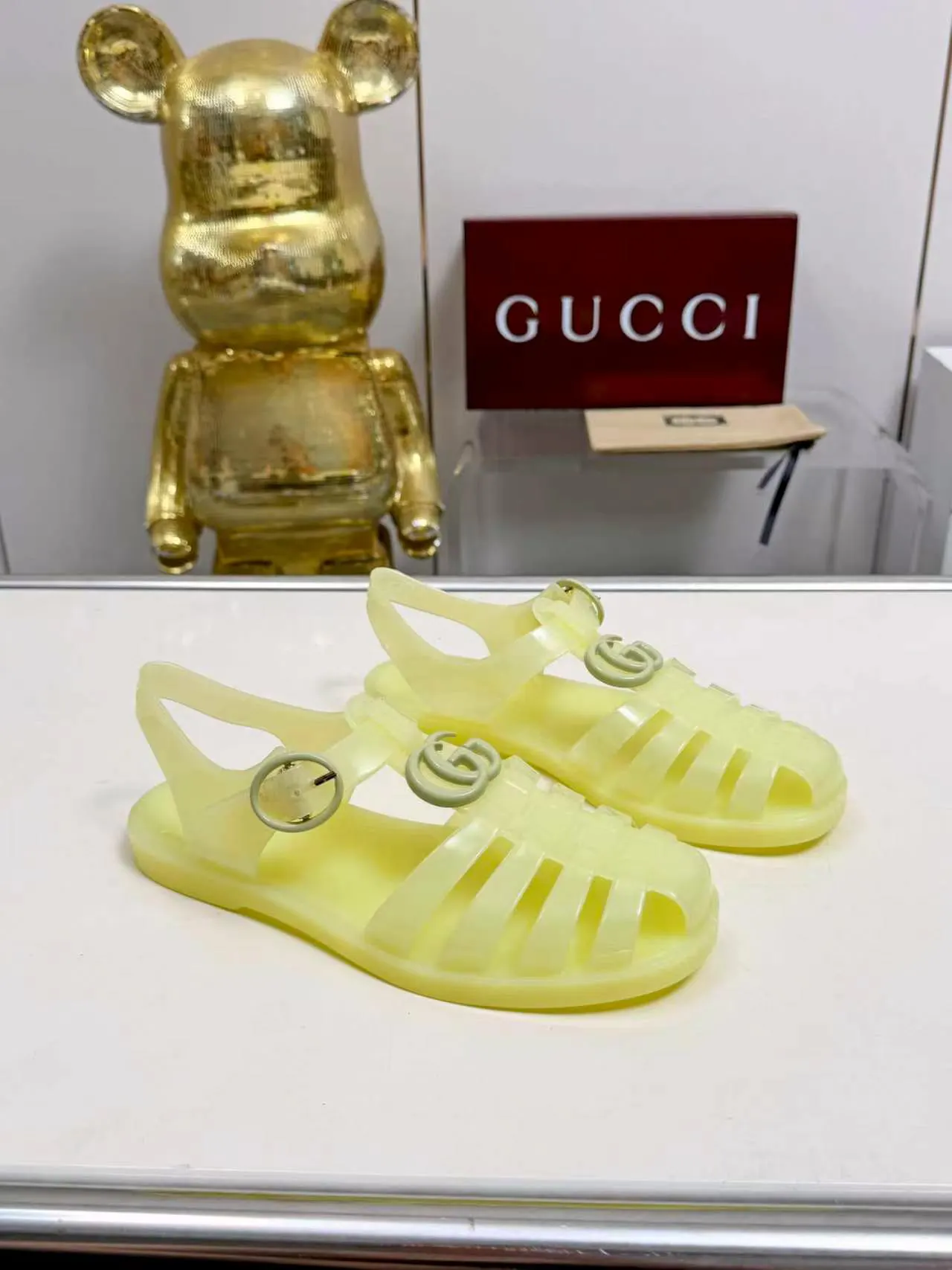 Gucci 透明果冻凉鞋 黄色休闲款