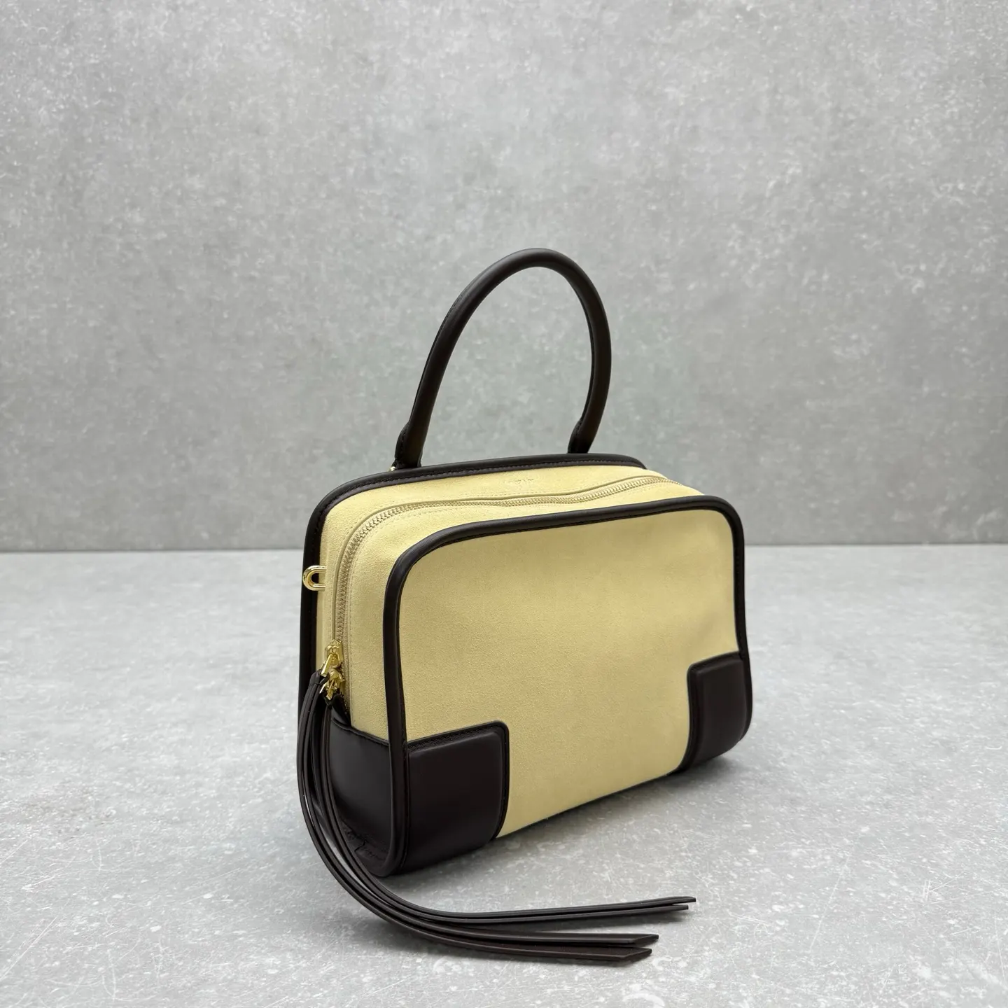 Loewe 皮革 ｛小磨砂杏｝出 Amazona 手袋 Am 斜挎包 轻便斜挎款
