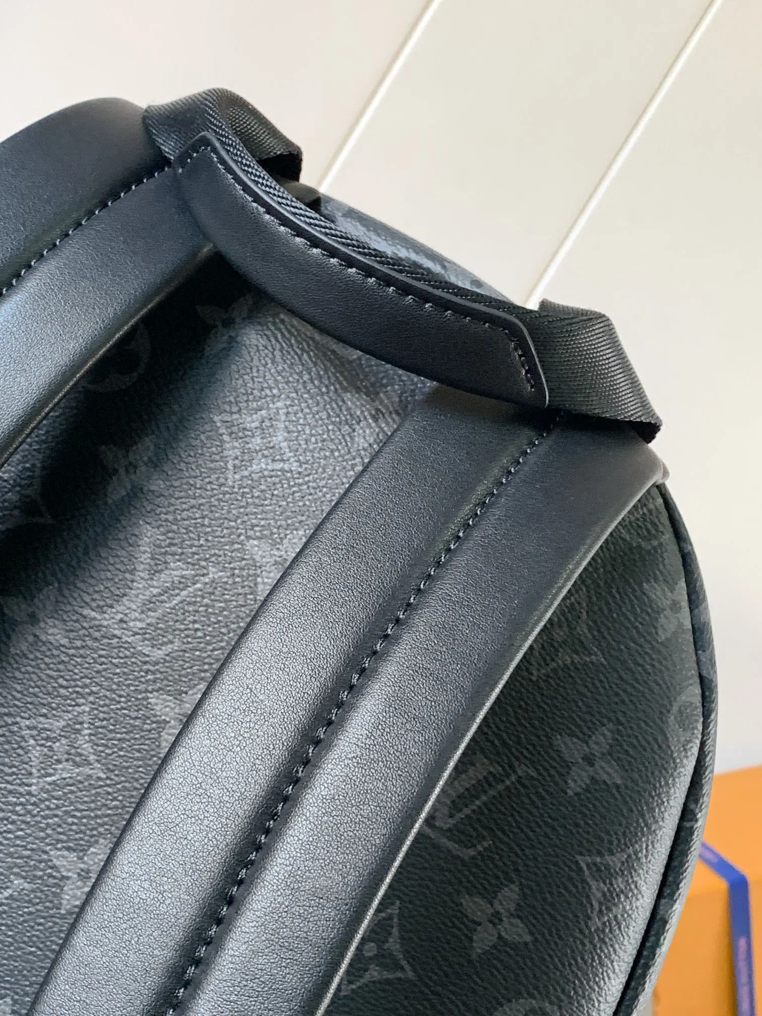 牛皮 外袋 拉链前袋和开口侧袋方便取放物品 内袋确保收納井 雙肩包 实用雙肩款