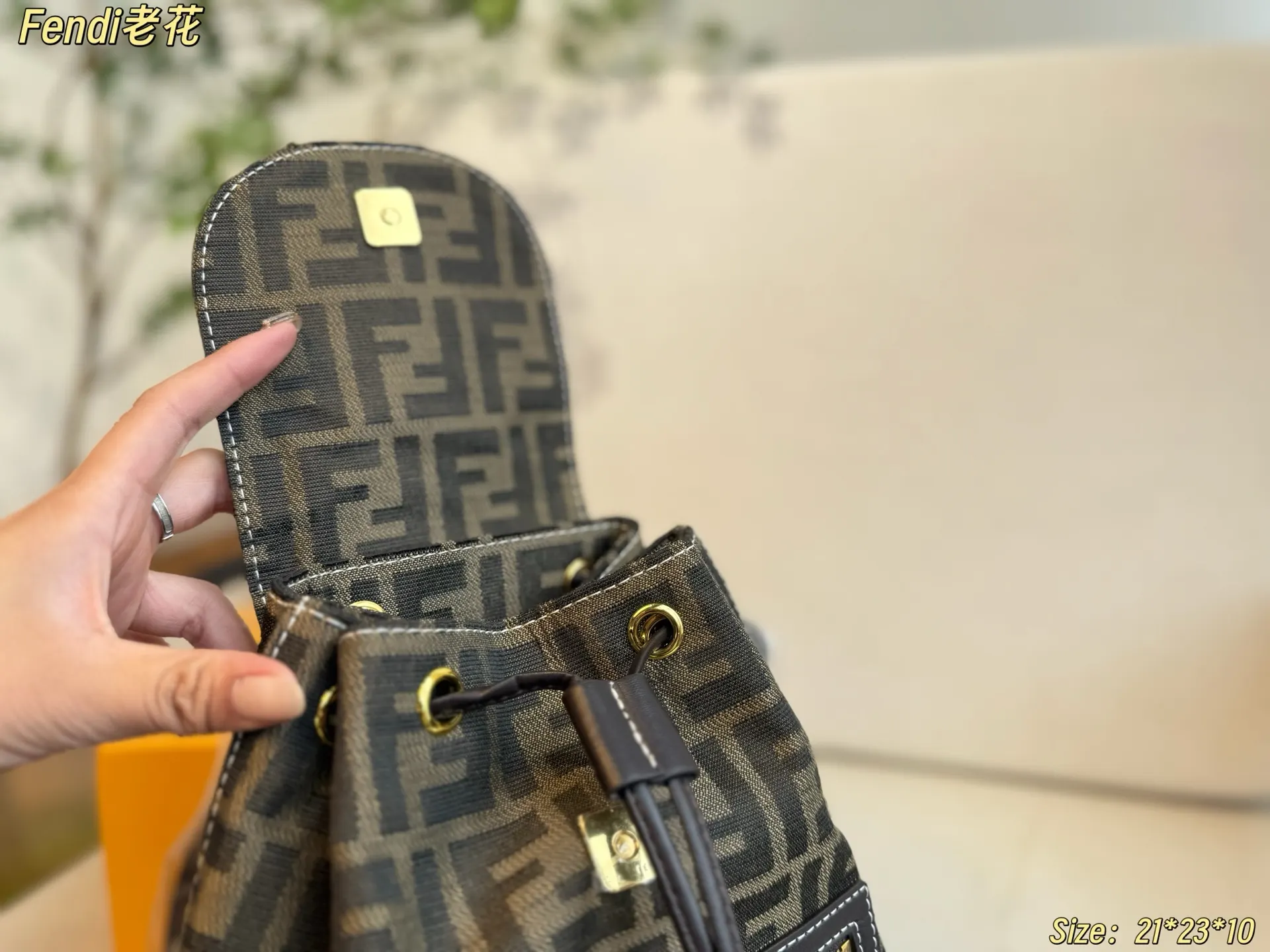 Fendi 老花 雙肩包 实用雙肩款(數字9) Fendi 老花 雙肩包 实用雙肩款(數字9)