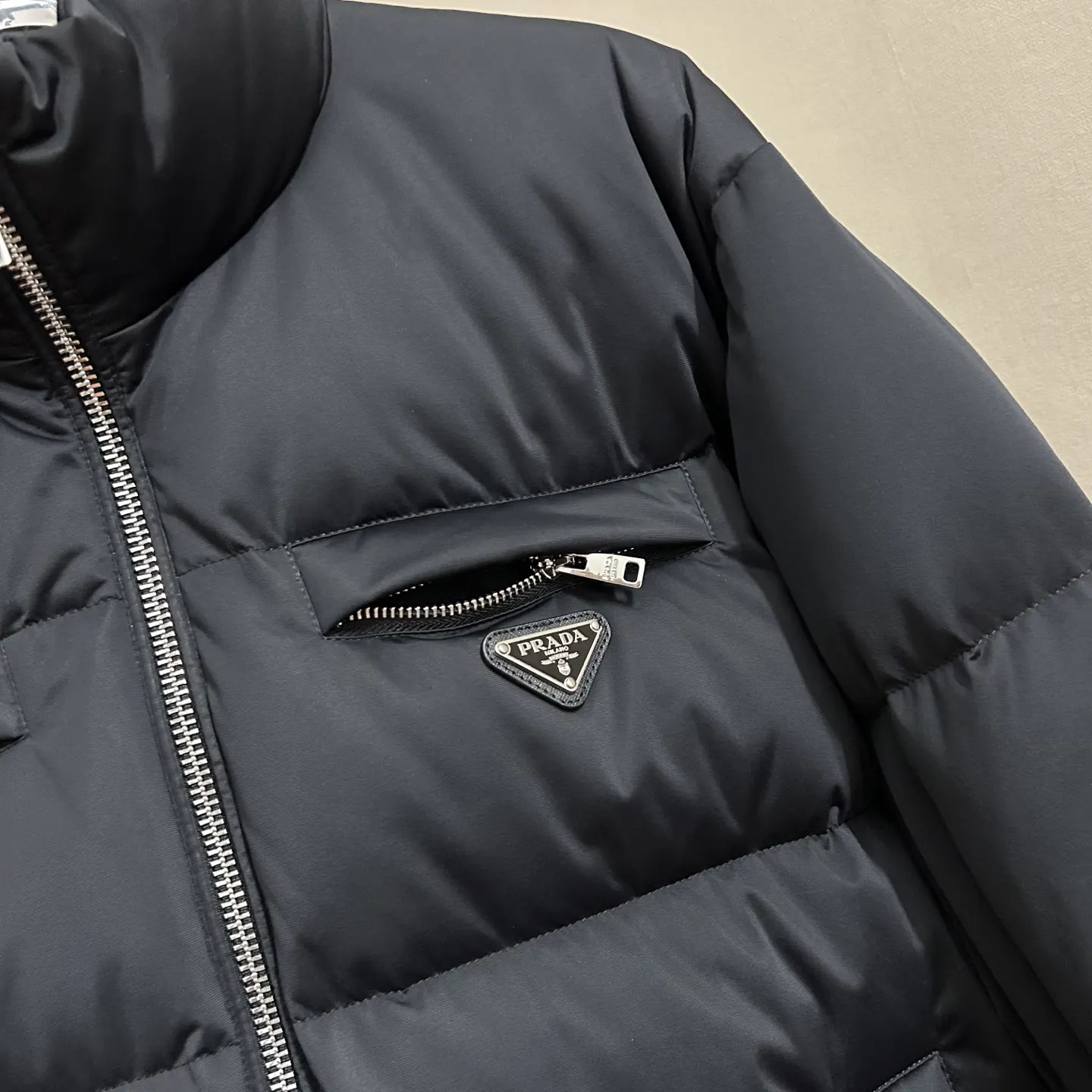 PRADA 三角标 羽绒服 通勤休闲款