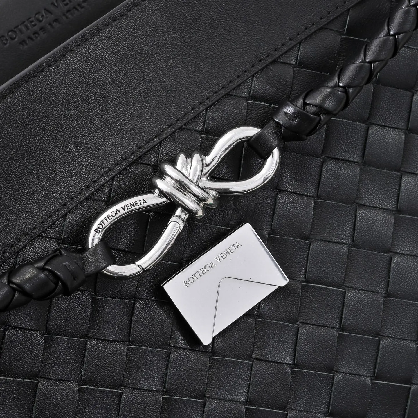 Bottega Veneta 小牛皮 斜背包 輕便斜挎款
