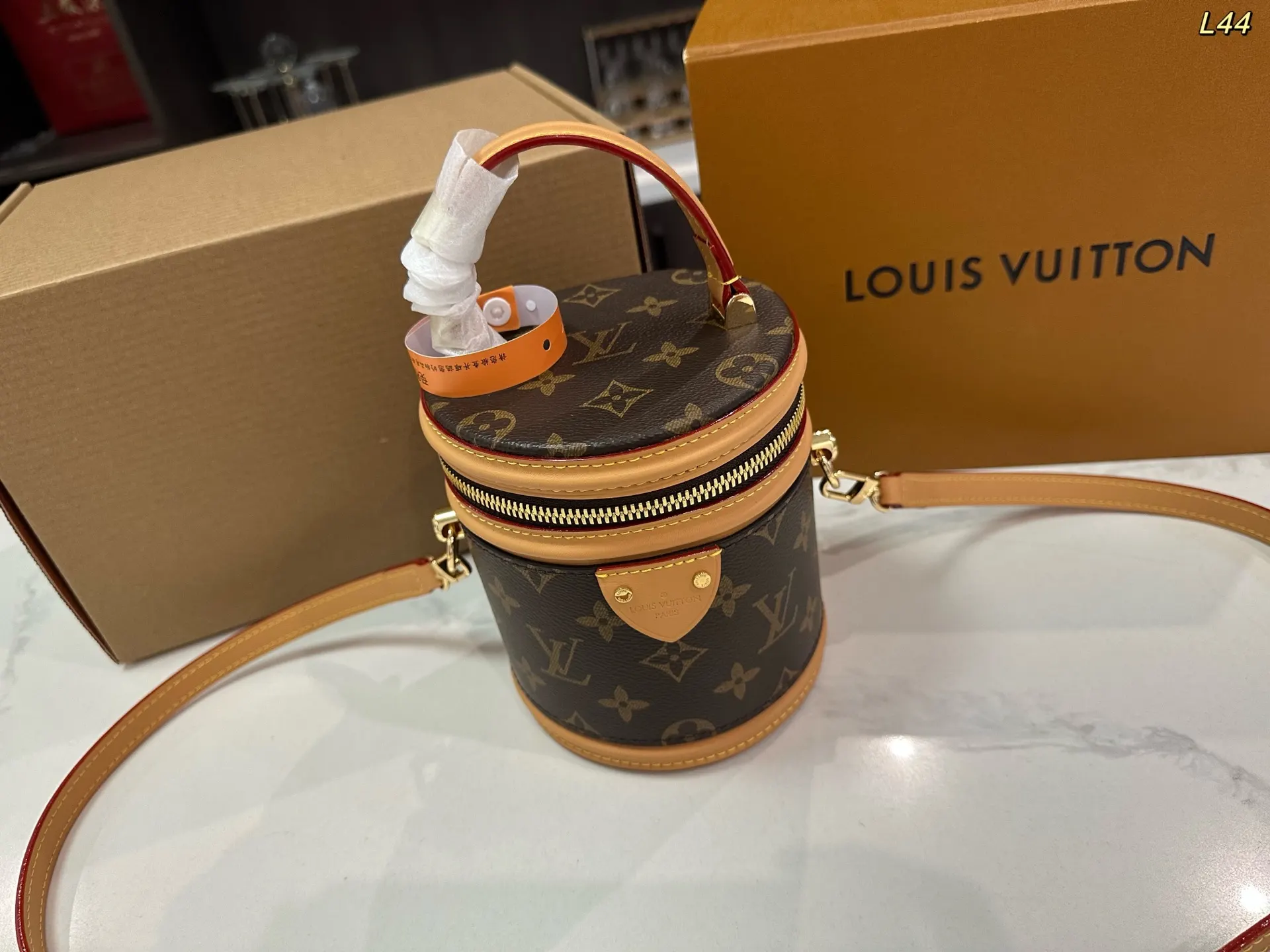 LV 钢五金 水桶包 休闲水桶款