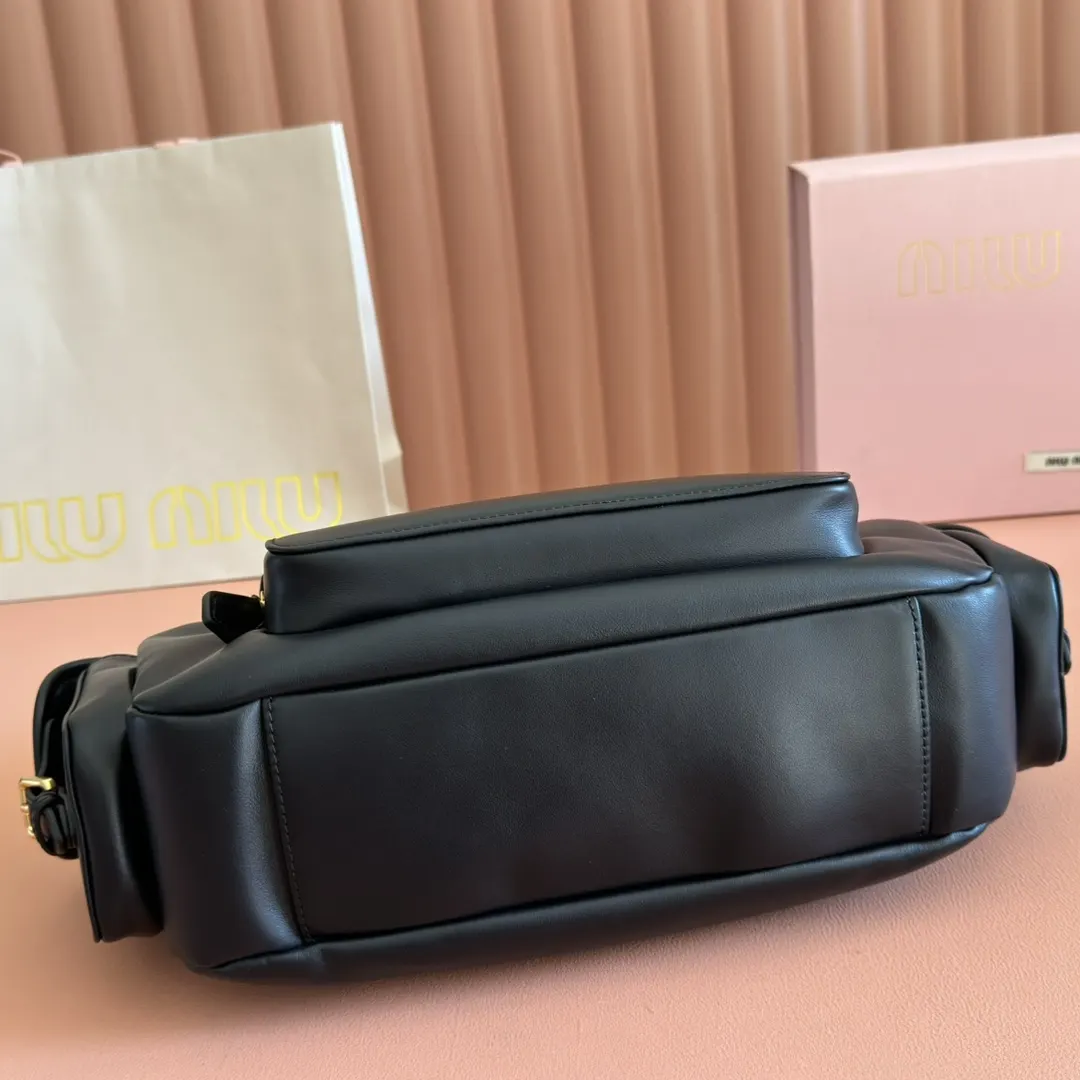 Miu 黑色 腋下包 复古腋下背款