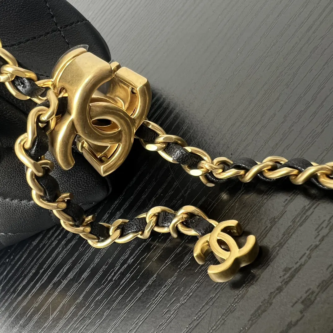 CHANEL 黑色小羊皮菱格链条包 金扣款