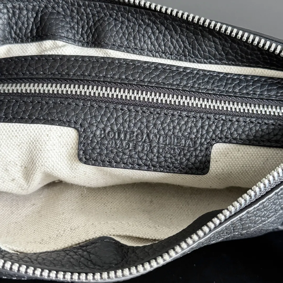 Bottega Veneta 小牛皮 斜挎包 轻便斜挎款