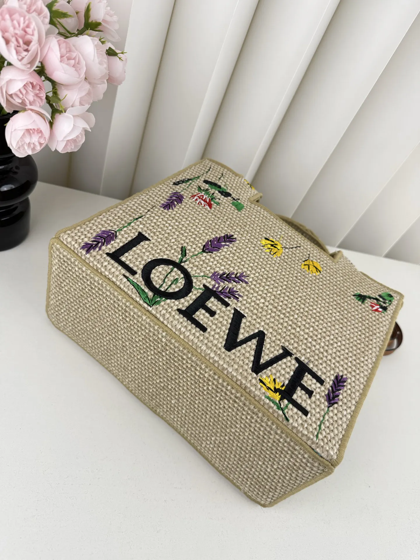 Loewe 罗意威刺绣 夏日海岛系列推出了 草编 托特包 大容量托特款
