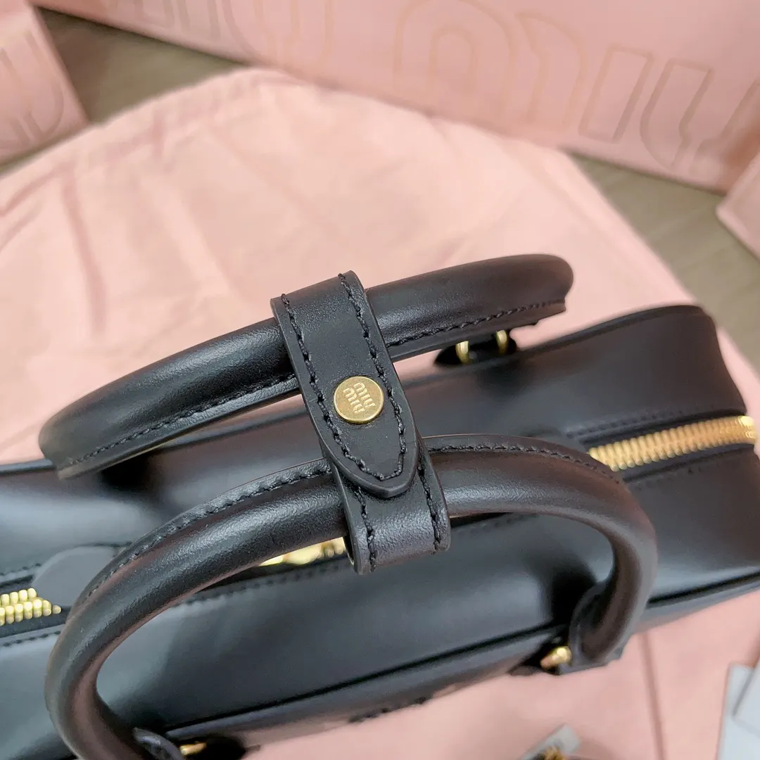 Miu 小牛皮 斜挎包 轻便斜挎款