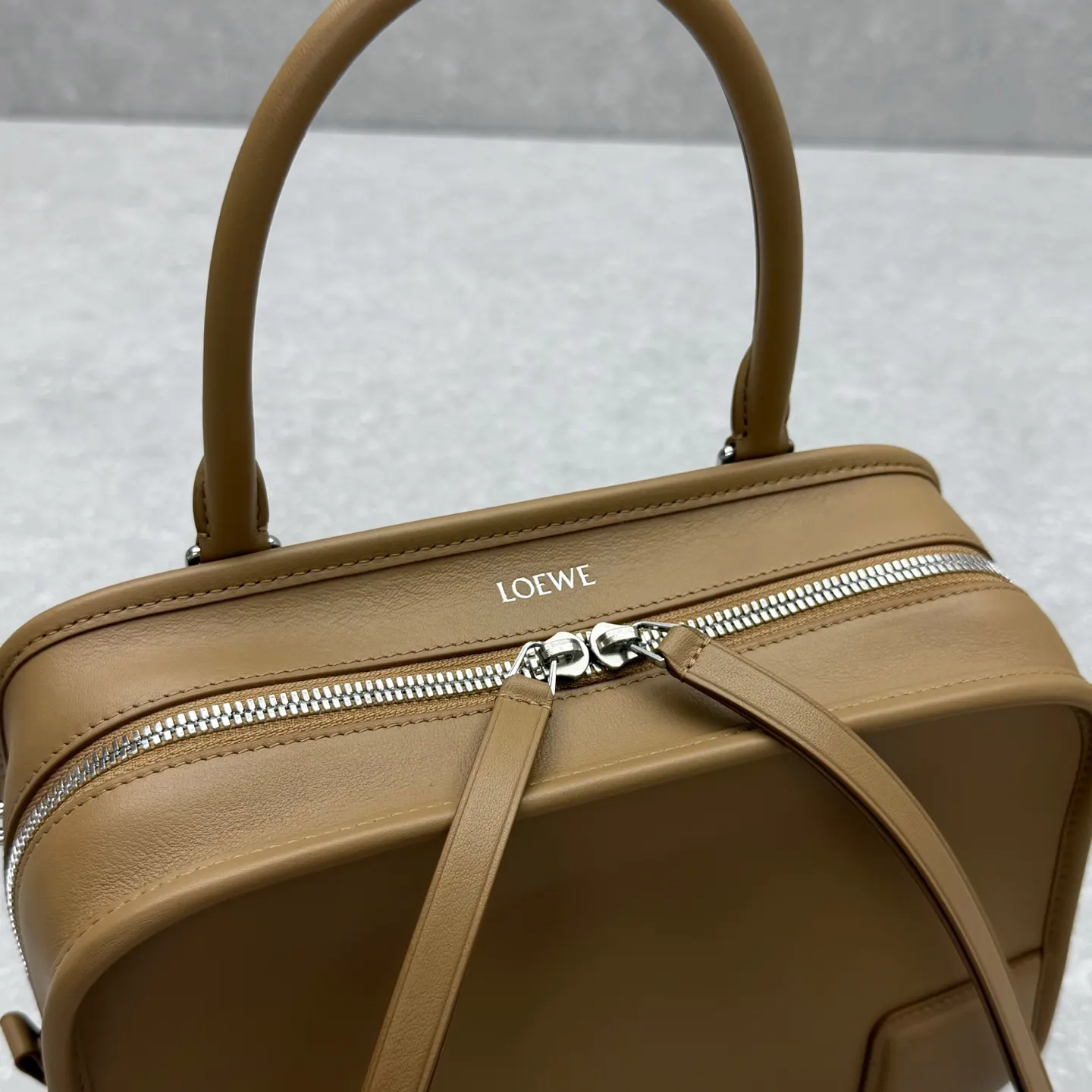 Loewe 皮革 斜背包 輕便斜挎款