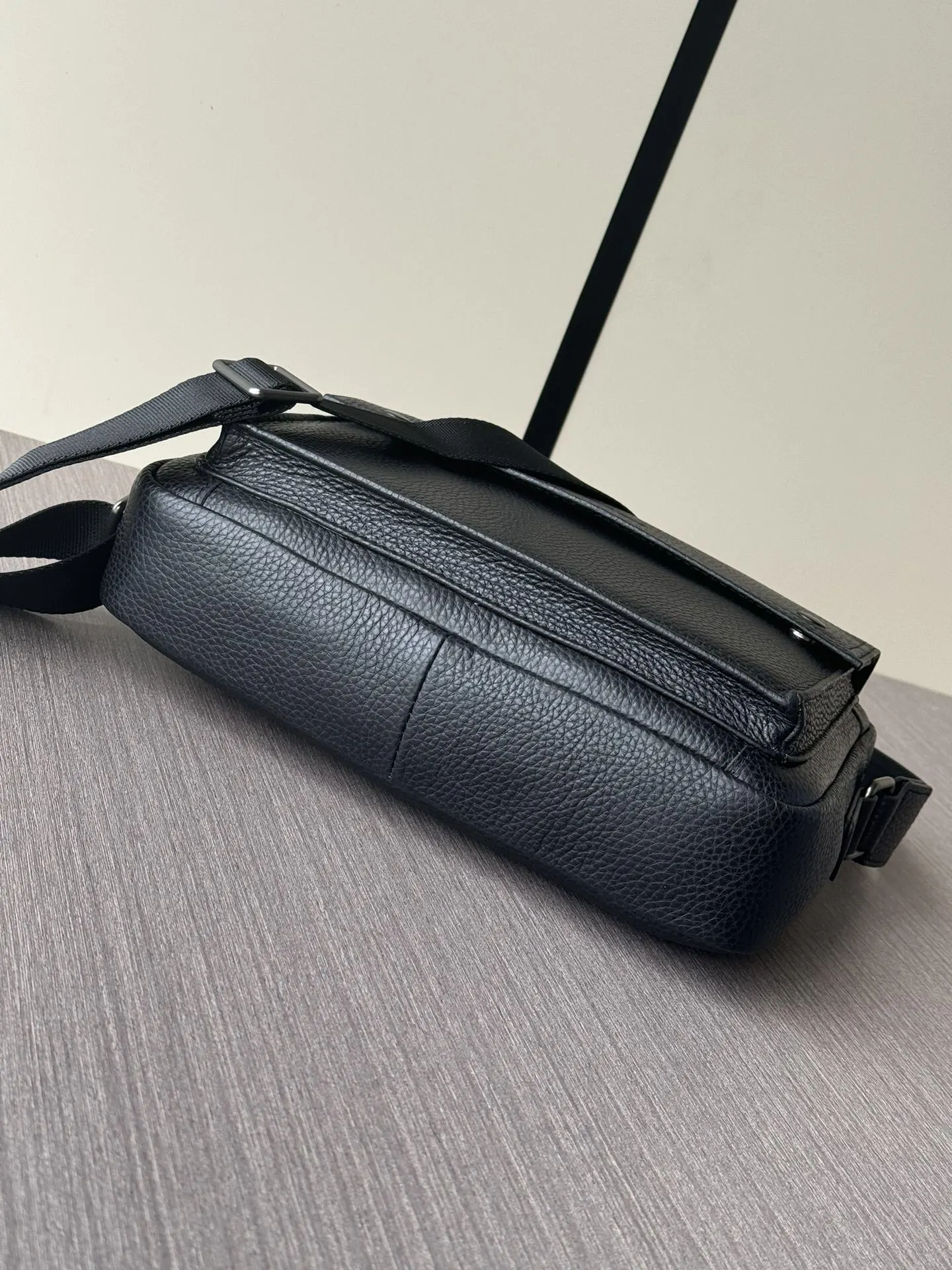 Prada 黑色 牛皮 Logo 斜挎包