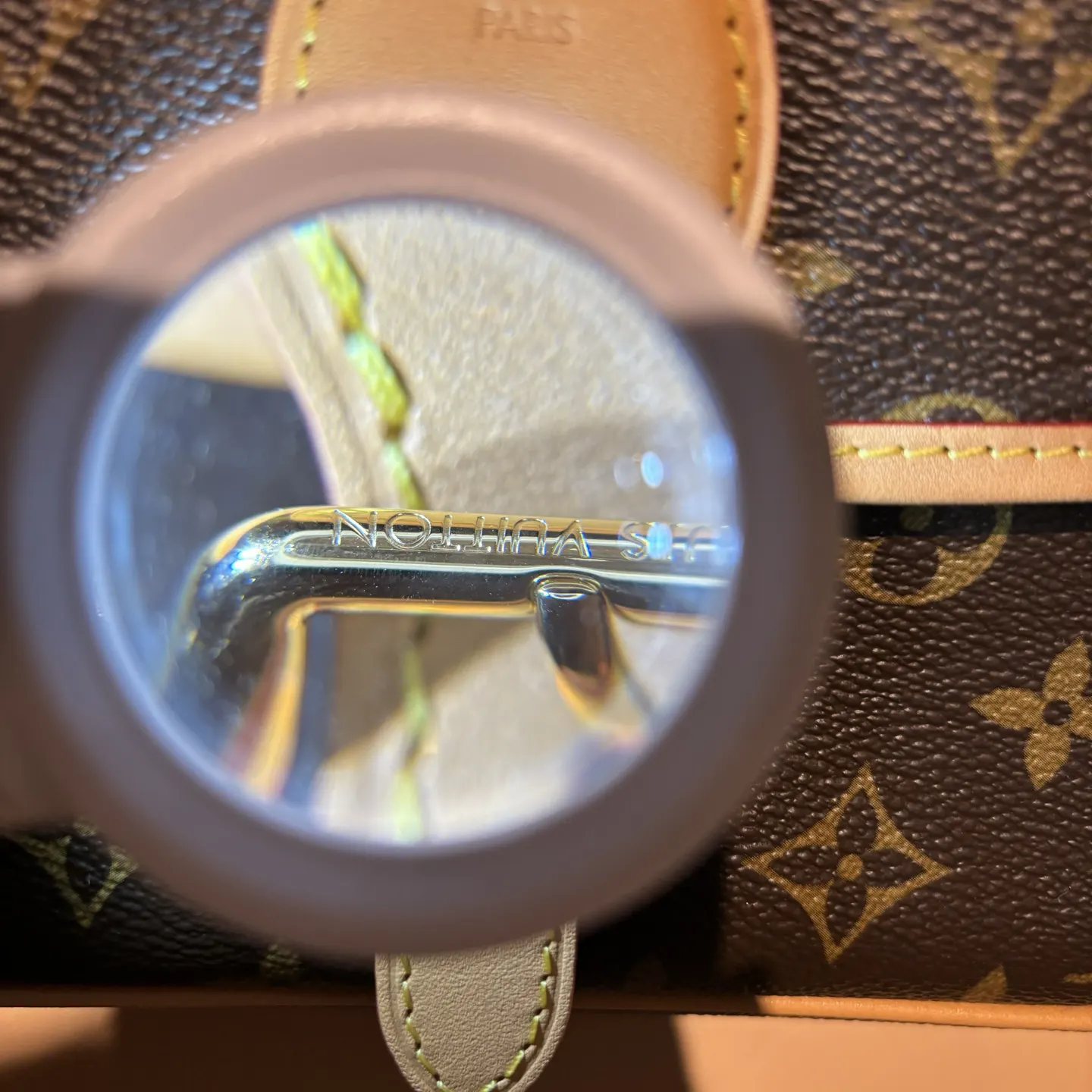 法棍包有 根肩带 一根是皮的 一根是编制的 自重都很 腋下包 復古腋下背款