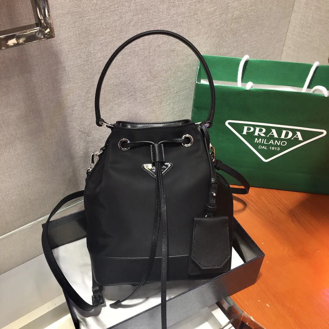 PRADA 1BE055 Re-Nylon尼龙 Saffiano十字纹牛皮 水桶包 日常通勤款