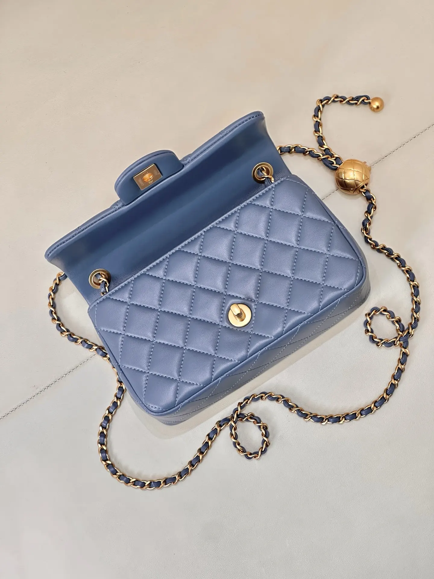 Chanel Cowhide Chain Bag Shoulder and Crossbody Wear Image 6 Chanel Cowhide Chain Bag Shoulder and Crossbody Wear Image 6